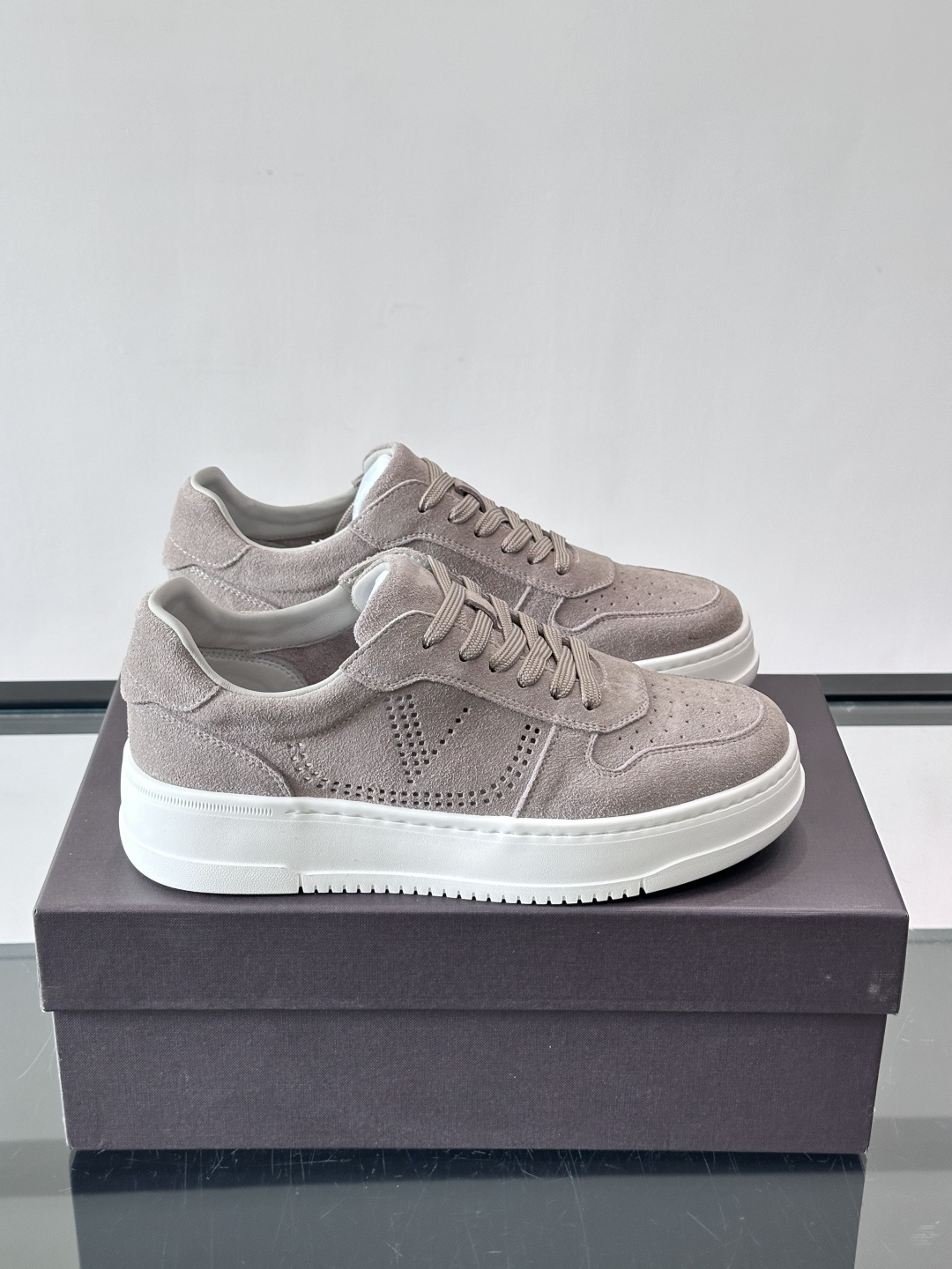 VALENT*华伦天奴男士小白鞋采用牛皮革鞋面，柔软透气，镂空设计超有细节感✨。厚底松糕结构，增高约5c