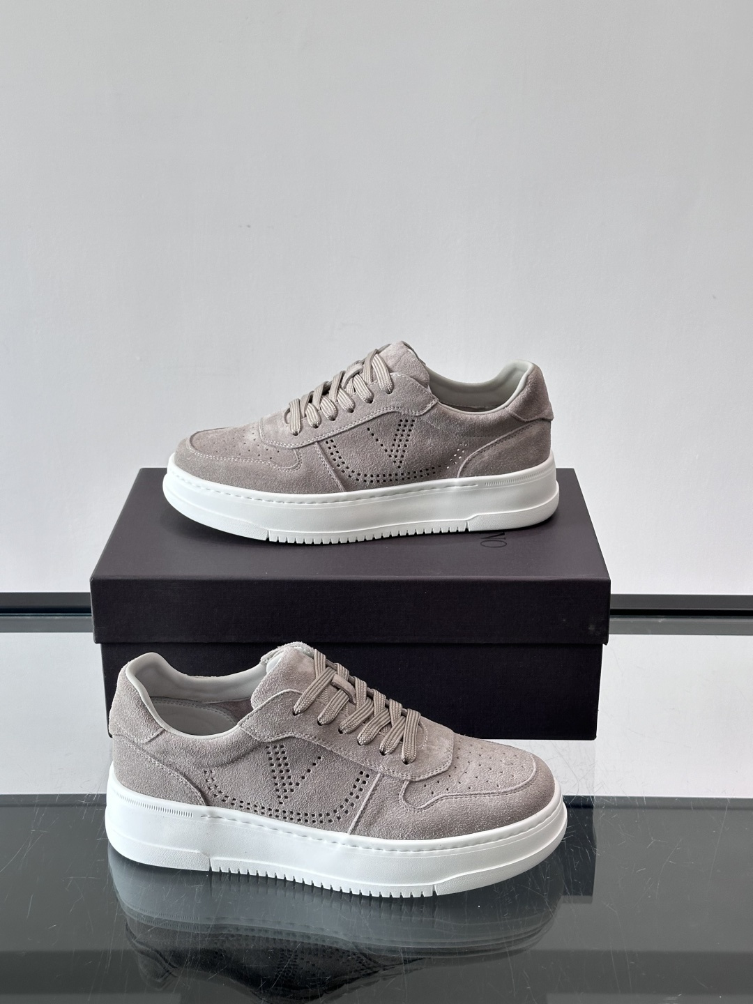 VALENT*华伦天奴男士小白鞋采用牛皮革鞋面，柔软透气，镂空设计超有细节感✨。厚底松糕结构，增高约5c