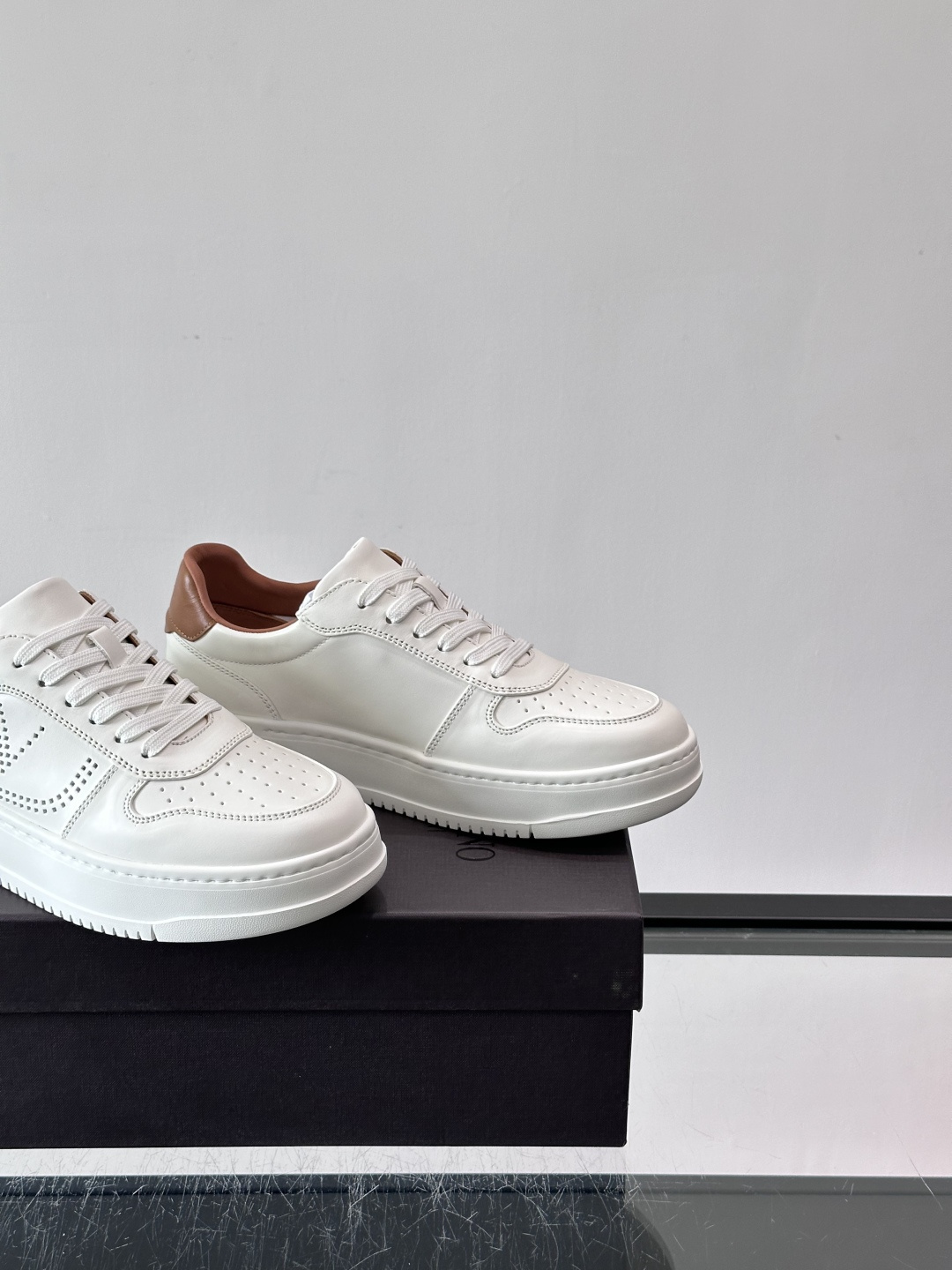 VALENT*华伦天奴男士小白鞋采用牛皮革鞋面，柔软透气，镂空设计超有细节感✨。厚底松糕结构，增高约5c