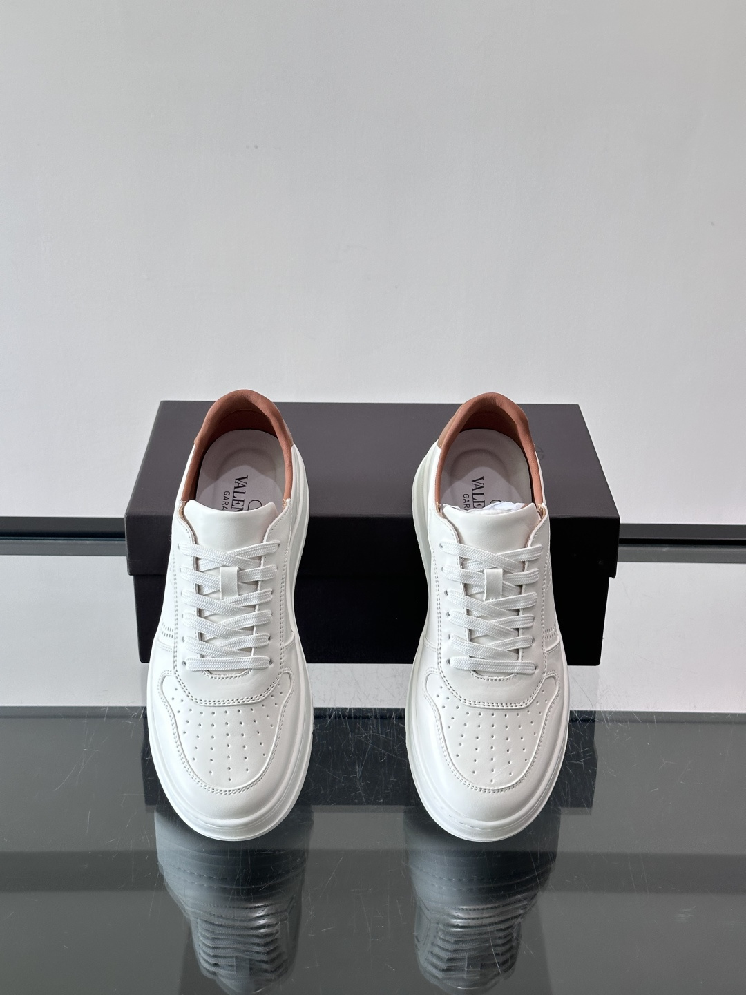 VALENT*华伦天奴男士小白鞋采用牛皮革鞋面，柔软透气，镂空设计超有细节感✨。厚底松糕结构，增高约5c