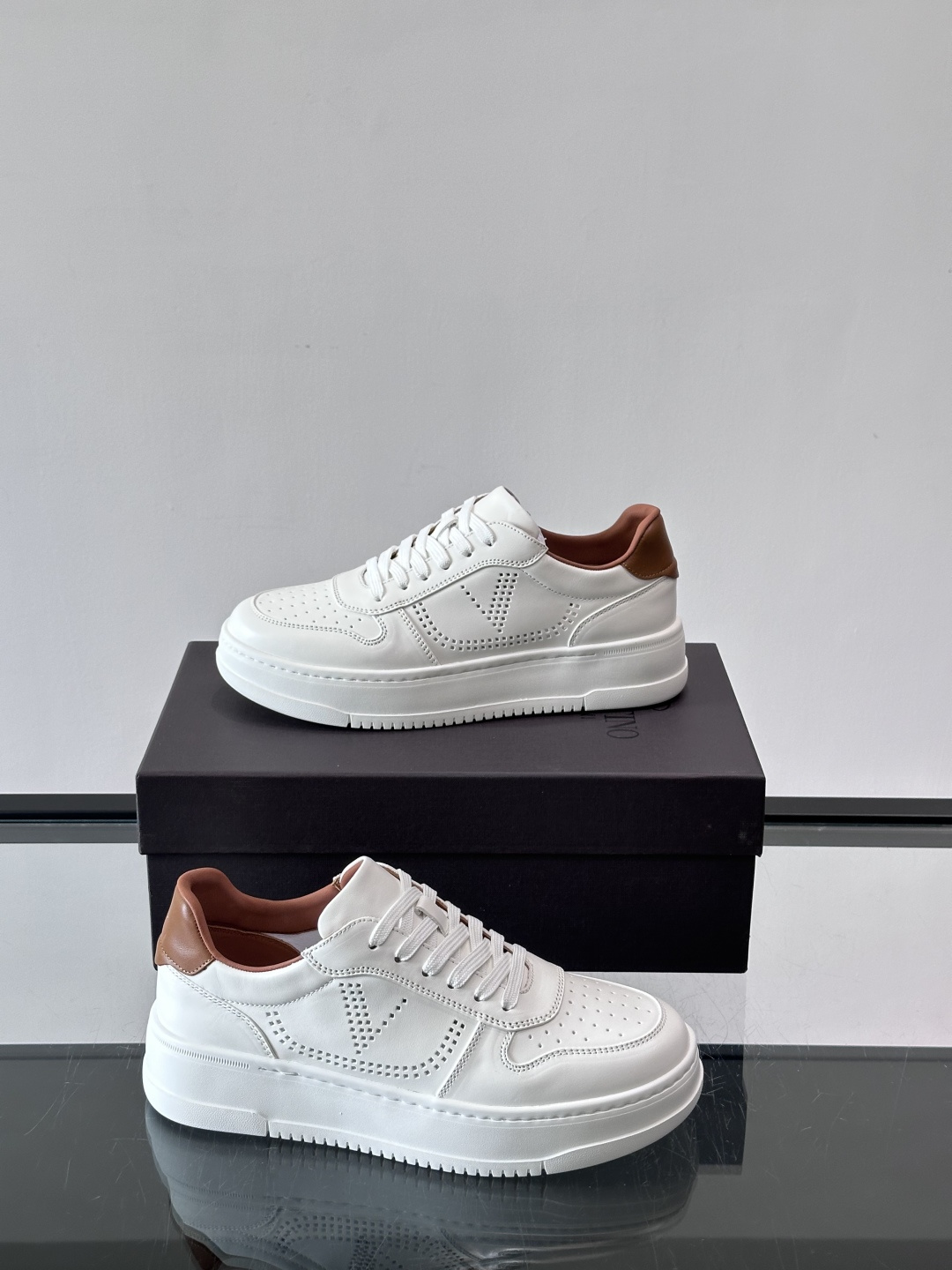 VALENT*华伦天奴男士小白鞋采用牛皮革鞋面，柔软透气，镂空设计超有细节感✨。厚底松糕结构，增高约5c