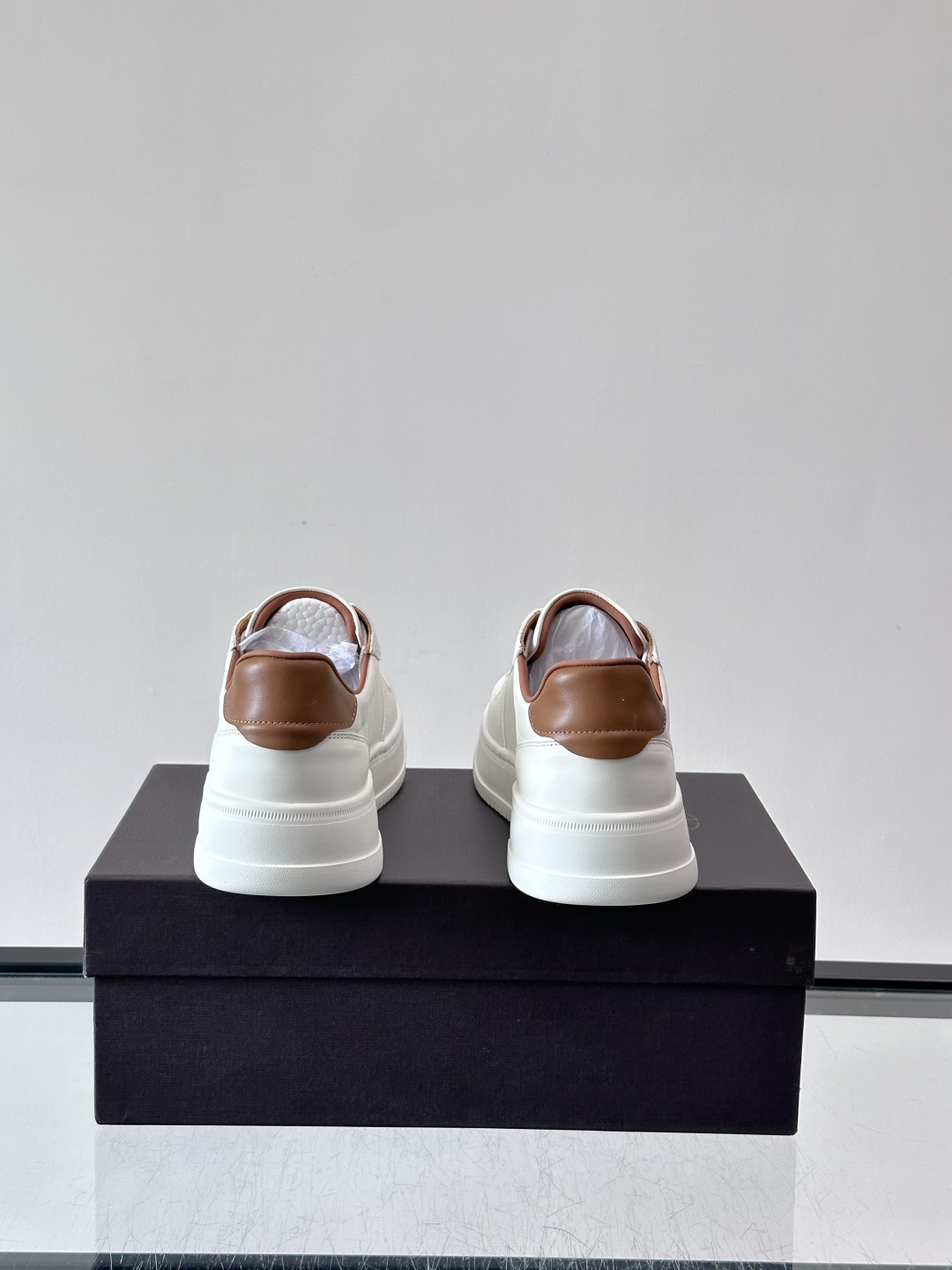 VALENT*华伦天奴男士小白鞋采用牛皮革鞋面，柔软透气，镂空设计超有细节感✨。厚底松糕结构，增高约5c