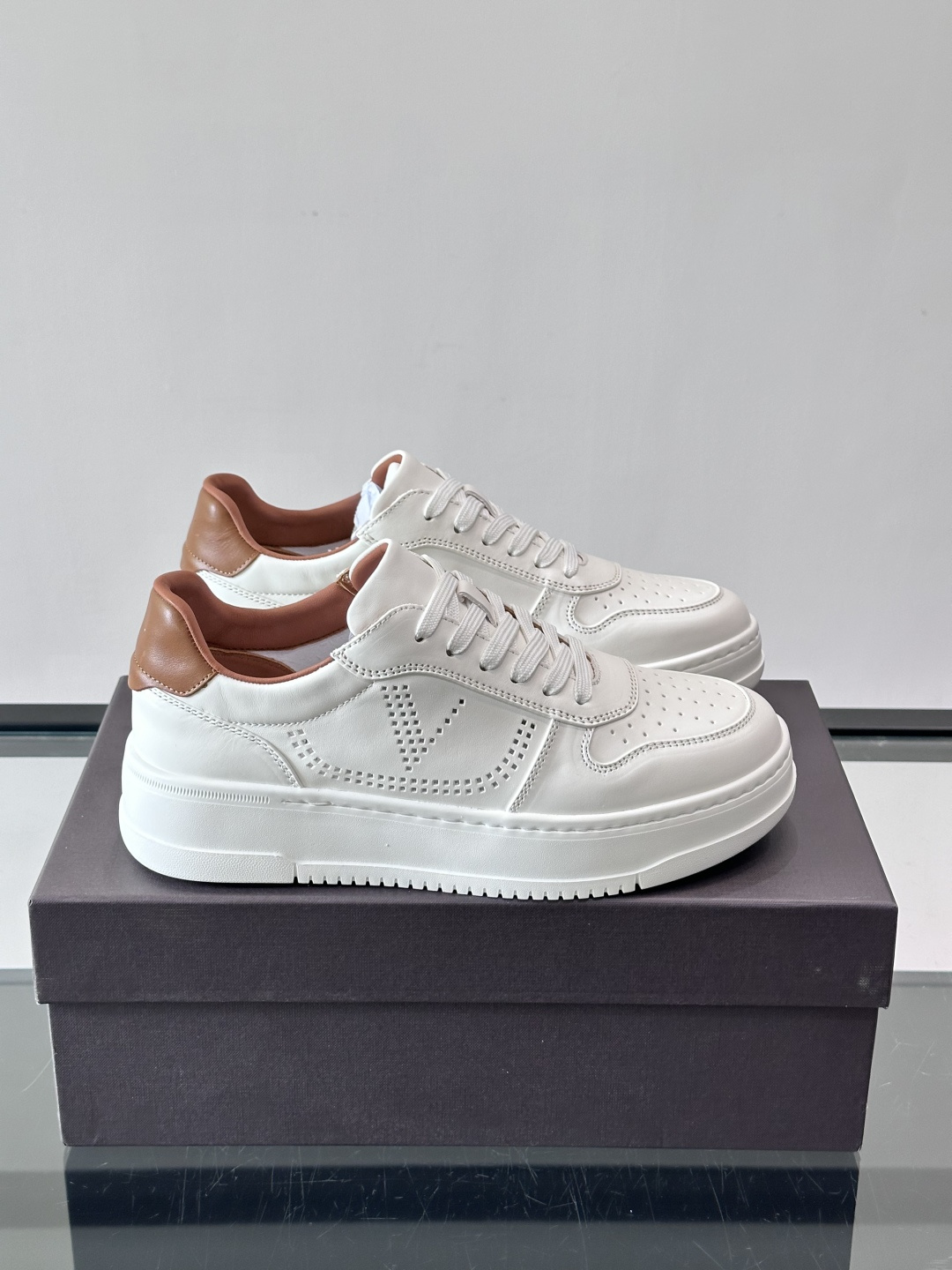 VALENT*华伦天奴男士小白鞋采用牛皮革鞋面，柔软透气，镂空设计超有细节感✨。厚底松糕结构，增高约5c