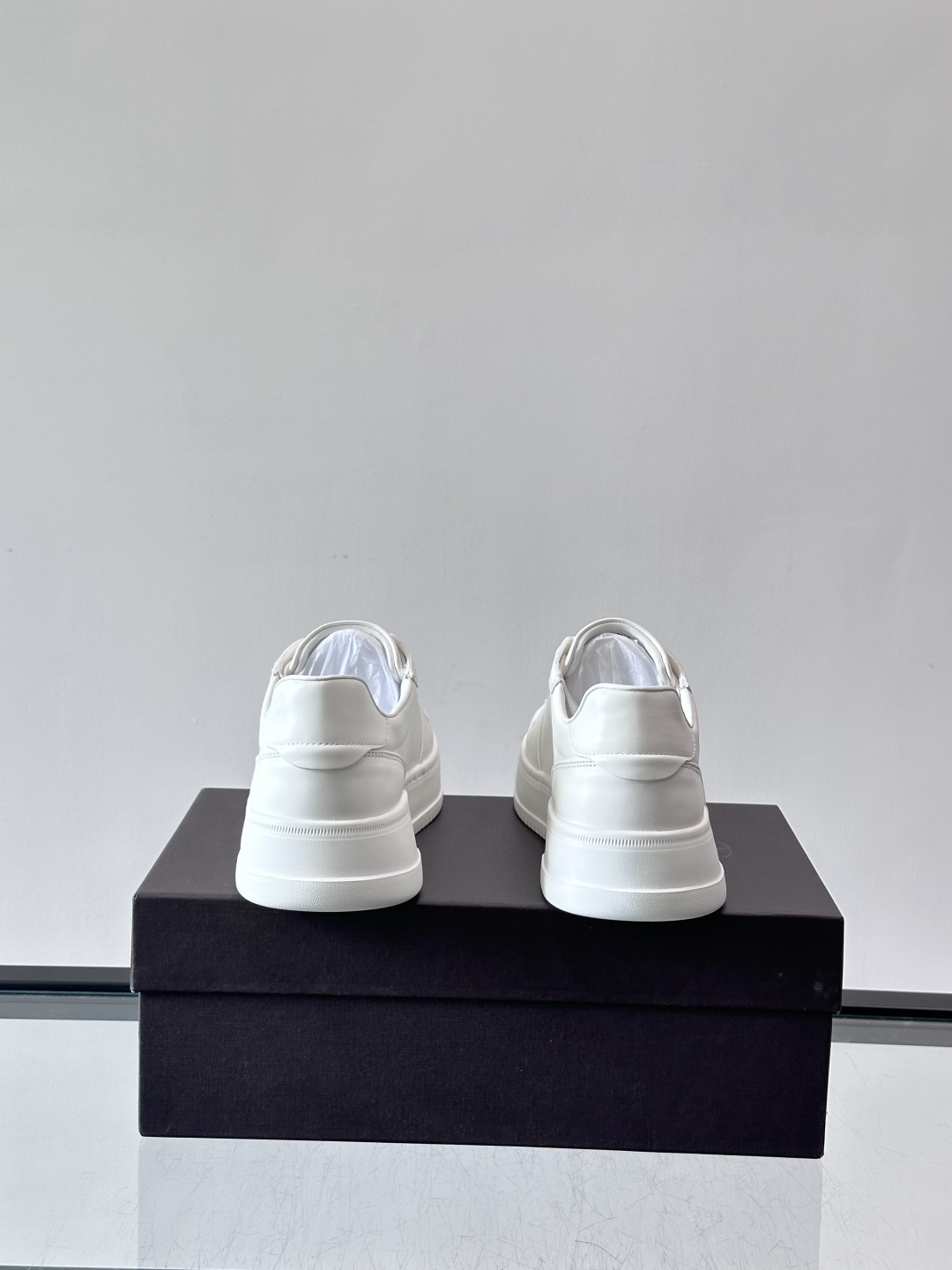 VALENT*华伦天奴男士小白鞋采用牛皮革鞋面，柔软透气，镂空设计超有细节感✨。厚底松糕结构，增高约5c