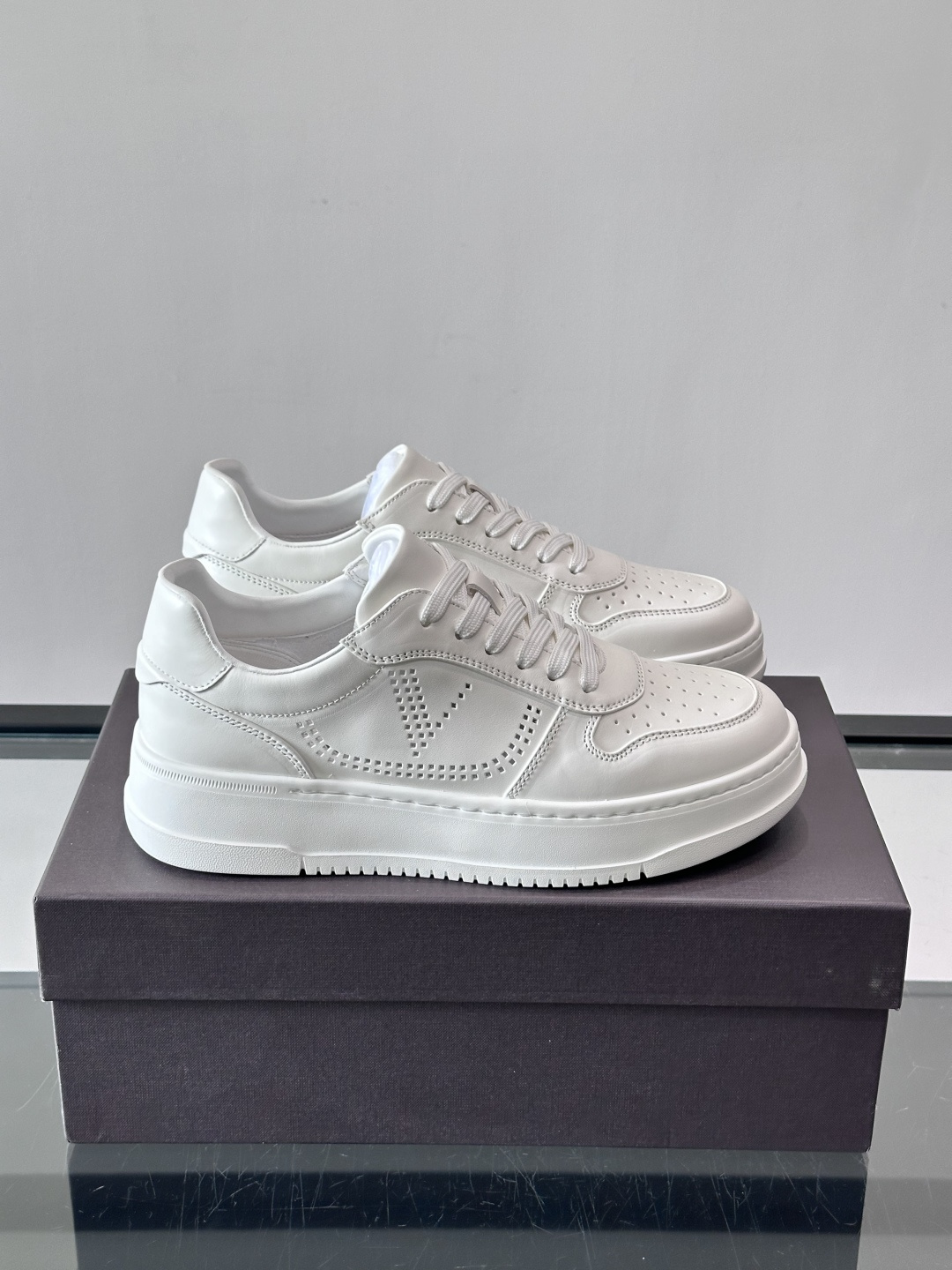 VALENT*华伦天奴男士小白鞋采用牛皮革鞋面，柔软透气，镂空设计超有细节感✨。厚底松糕结构，增高约5c