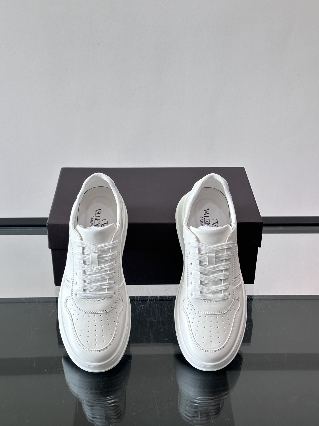 VALENT*华伦天奴男士小白鞋采用牛皮革鞋面，柔软透气，镂空设计超有细节感✨。厚底松糕结构，增高约5c