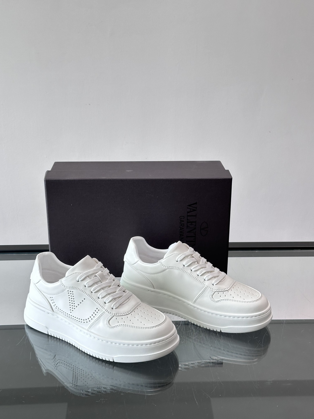 VALENT*华伦天奴男士小白鞋采用牛皮革鞋面，柔软透气，镂空设计超有细节感✨。厚底松糕结构，增高约5c