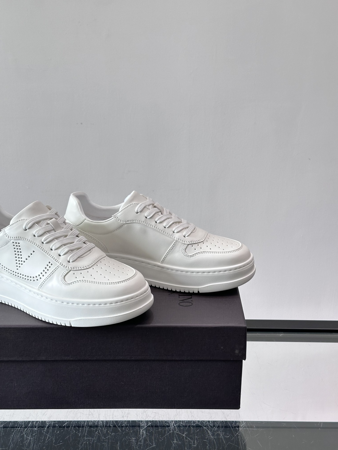 VALENT*华伦天奴男士小白鞋采用牛皮革鞋面，柔软透气，镂空设计超有细节感✨。厚底松糕结构，增高约5c