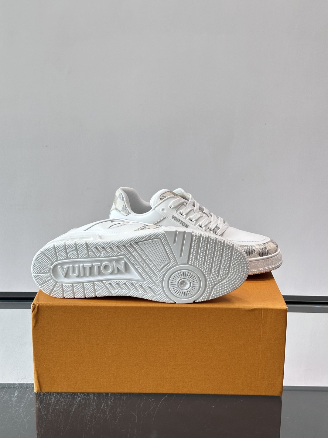 LV新款男士休闲鞋，牛皮材料透气又舒适！鞋面有经典LV标志，鞋底是TPU材质，耐磨抓地力强。多配色+棋盘