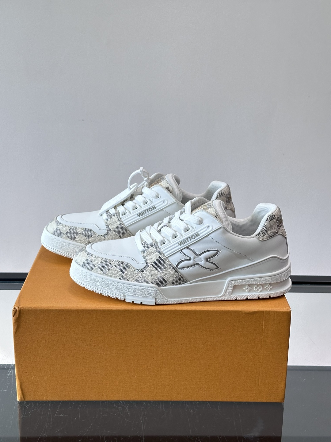 LV新款男士休闲鞋，牛皮材料透气又舒适！鞋面有经典LV标志，鞋底是TPU材质，耐磨抓地力强。多配色+棋盘