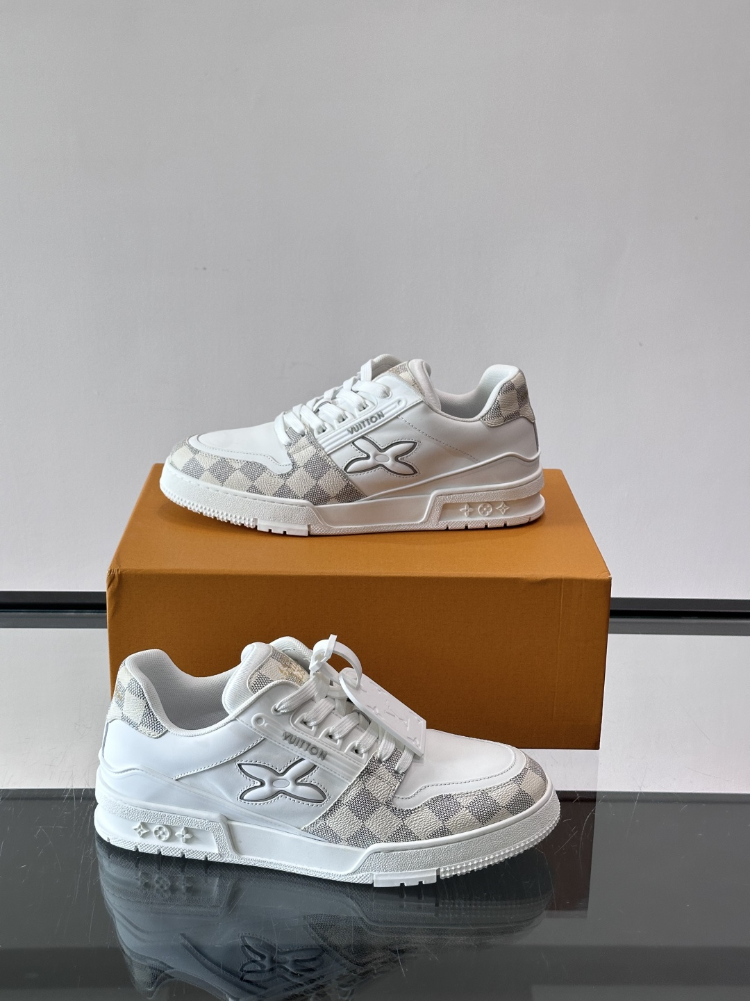 LV新款男士休闲鞋，牛皮材料透气又舒适！鞋面有经典LV标志，鞋底是TPU材质，耐磨抓地力强。多配色+棋盘