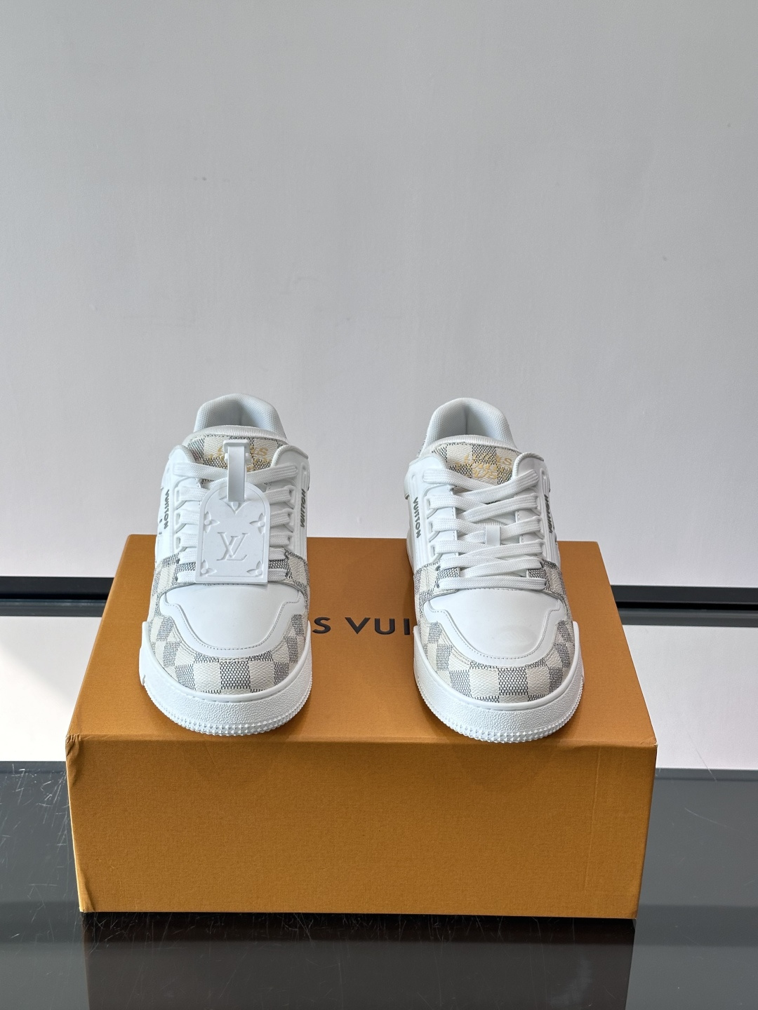 LV新款男士休闲鞋，牛皮材料透气又舒适！鞋面有经典LV标志，鞋底是TPU材质，耐磨抓地力强。多配色+棋盘