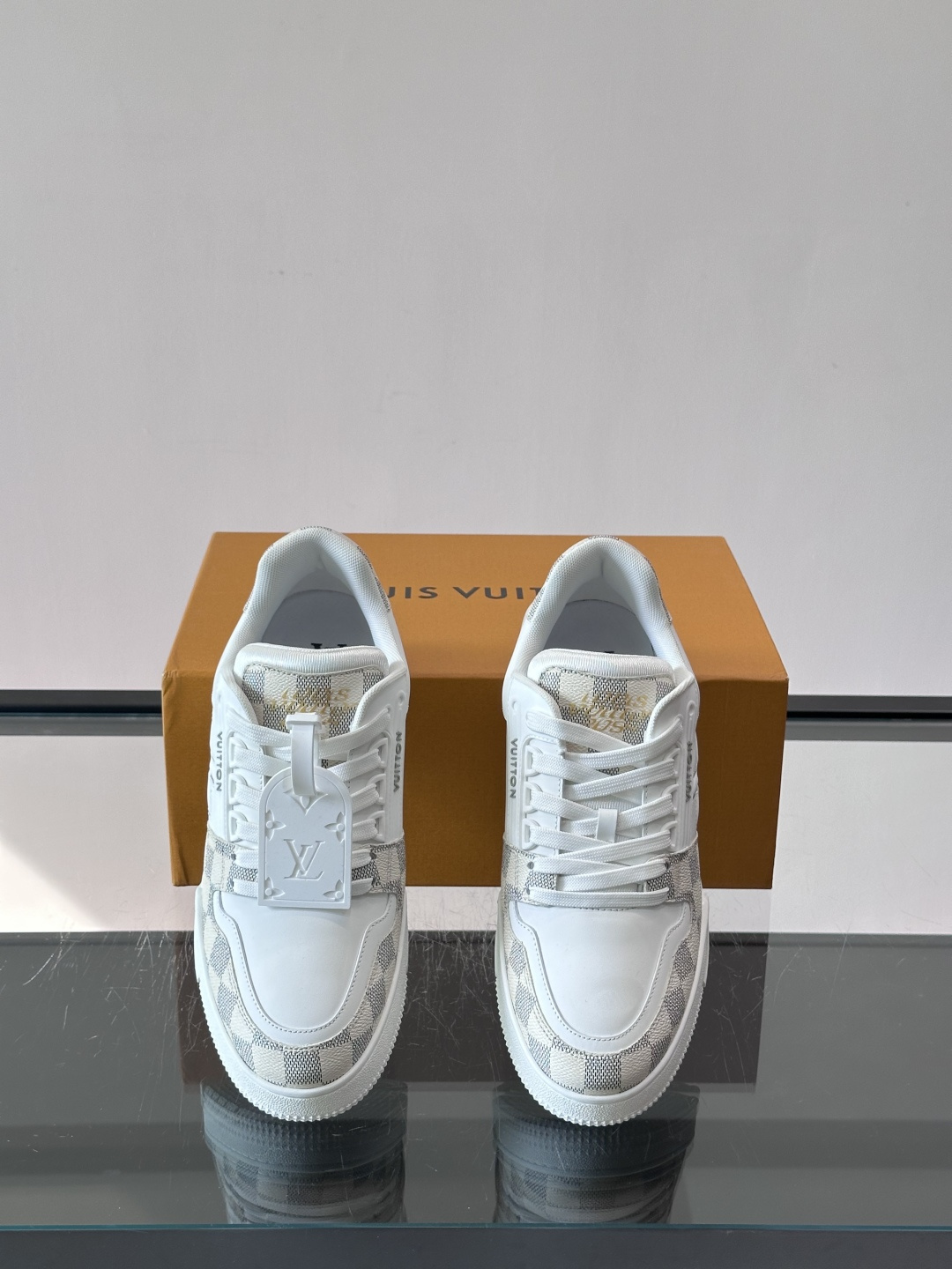 LV新款男士休闲鞋，牛皮材料透气又舒适！鞋面有经典LV标志，鞋底是TPU材质，耐磨抓地力强。多配色+棋盘