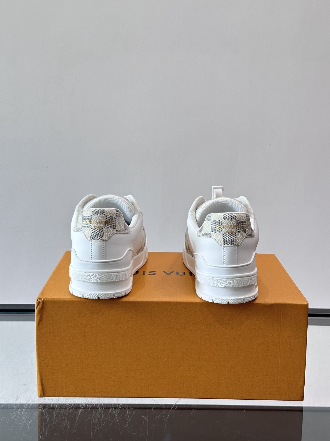 LV新款男士休闲鞋，牛皮材料透气又舒适！鞋面有经典LV标志，鞋底是TPU材质，耐磨抓地力强。多配色+棋盘