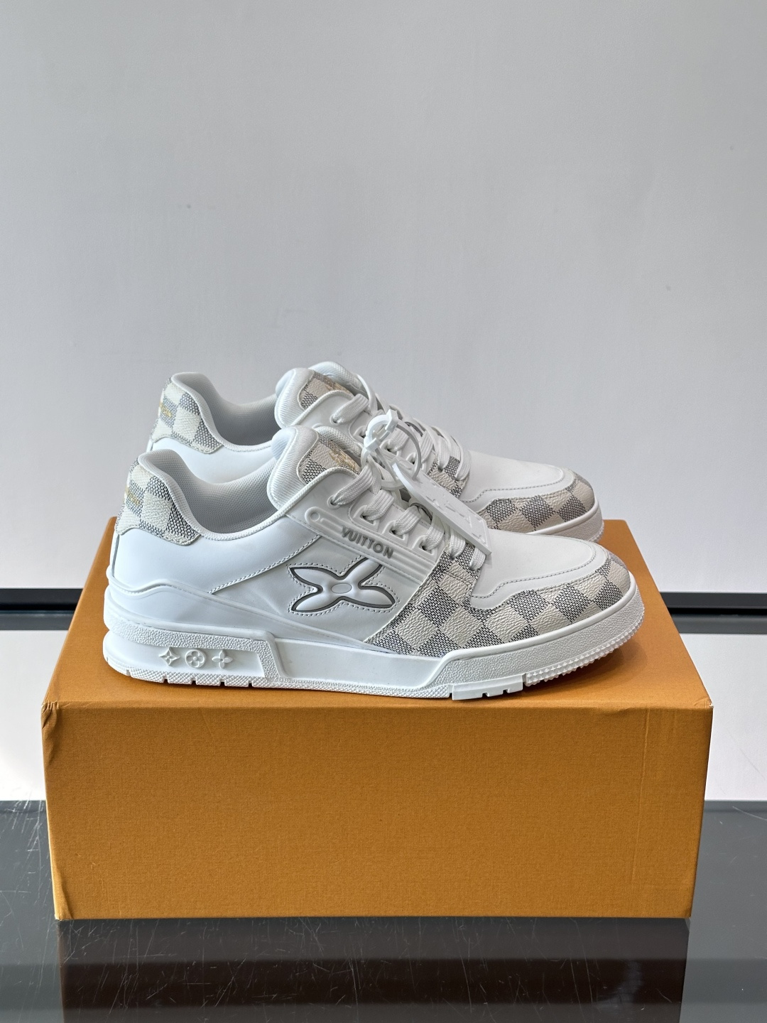 LV新款男士休闲鞋，牛皮材料透气又舒适！鞋面有经典LV标志，鞋底是TPU材质，耐磨抓地力强。多配色+棋盘