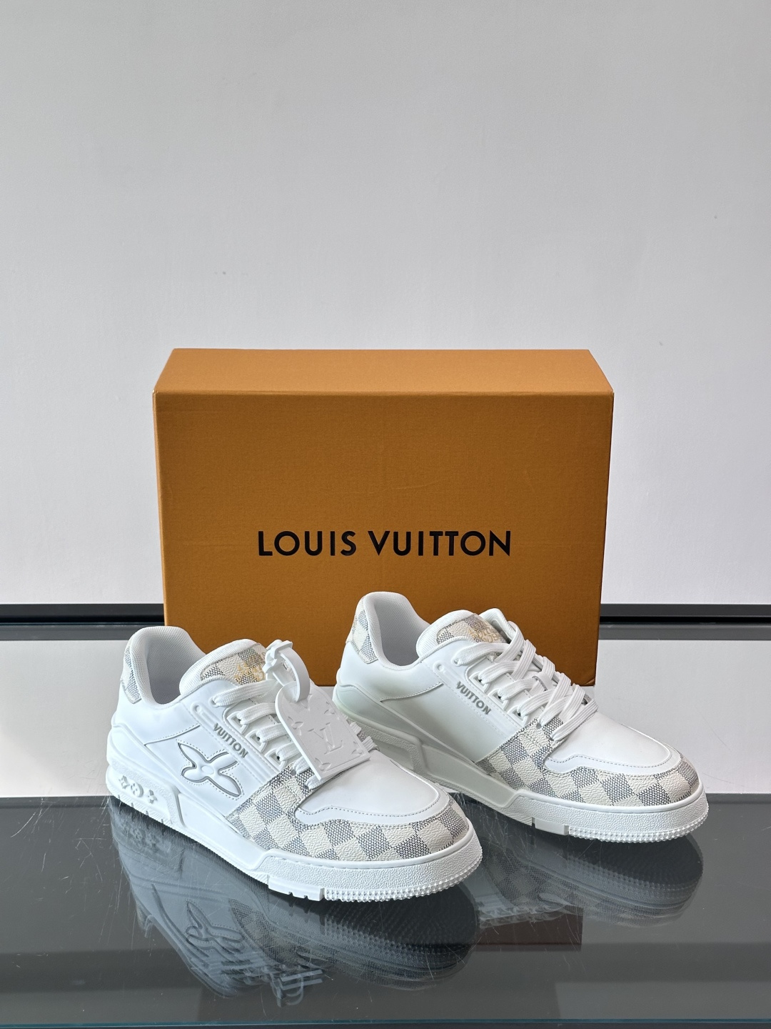 LV新款男士休闲鞋，牛皮材料透气又舒适！鞋面有经典LV标志，鞋底是TPU材质，耐磨抓地力强。多配色+棋盘