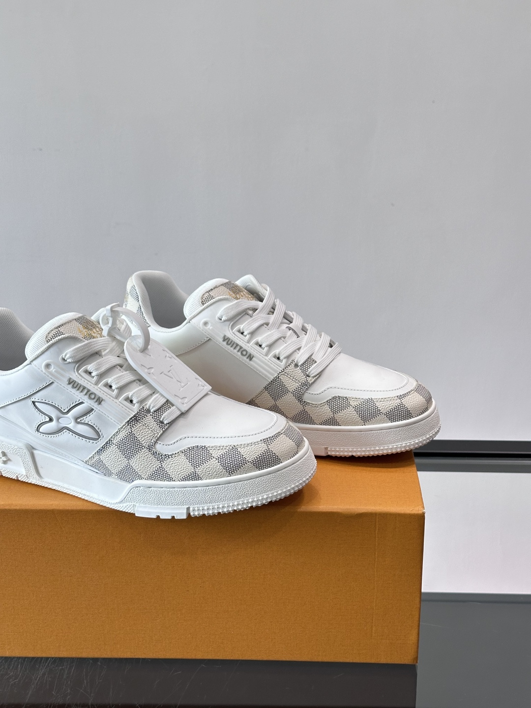 LV新款男士休闲鞋，牛皮材料透气又舒适！鞋面有经典LV标志，鞋底是TPU材质，耐磨抓地力强。多配色+棋盘