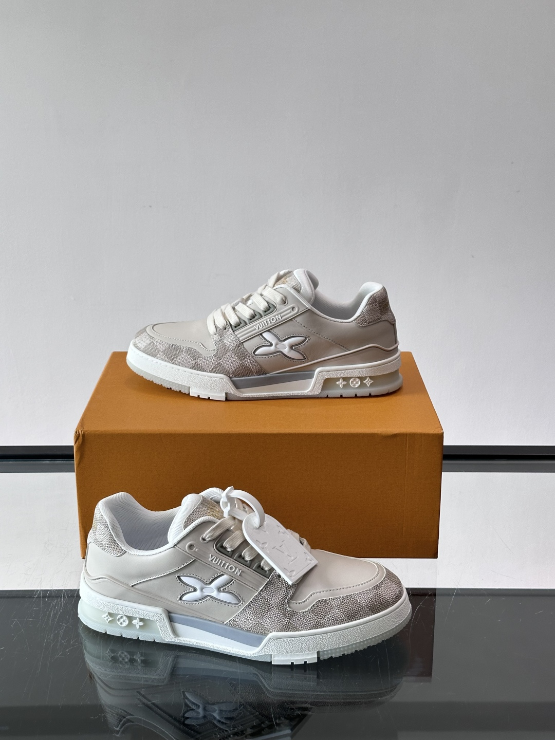 LV新款男士休闲鞋，牛皮材料透气又舒适！鞋面有经典LV标志，鞋底是TPU材质，耐磨抓地力强。多配色+棋盘