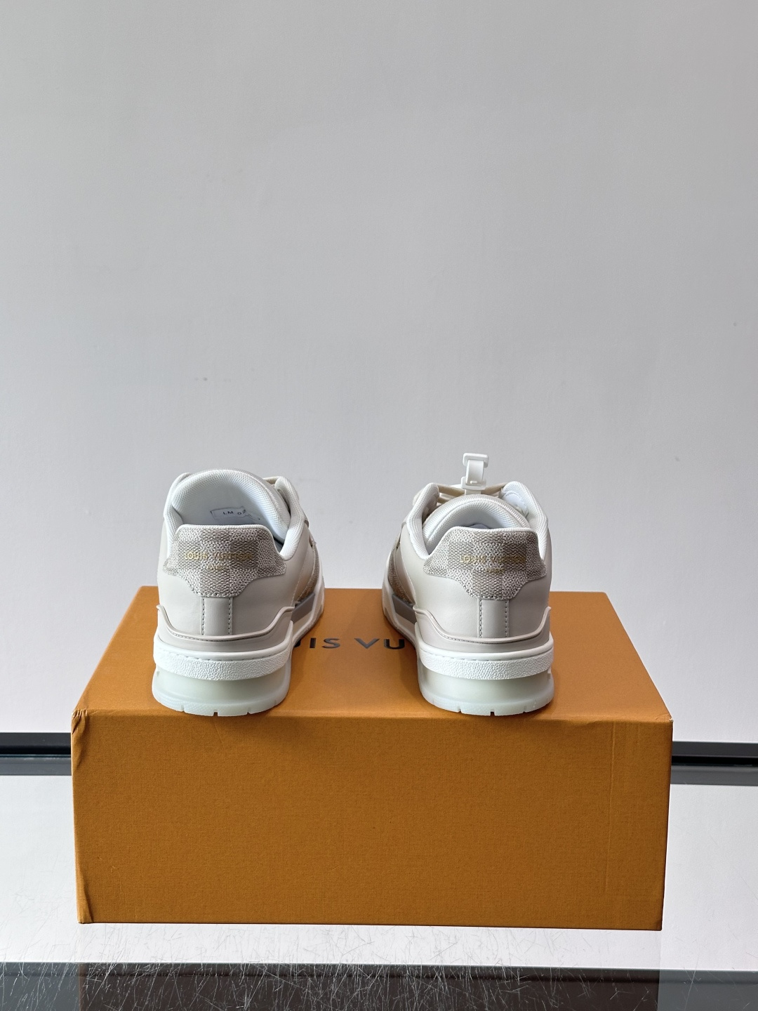 LV新款男士休闲鞋，牛皮材料透气又舒适！鞋面有经典LV标志，鞋底是TPU材质，耐磨抓地力强。多配色+棋盘