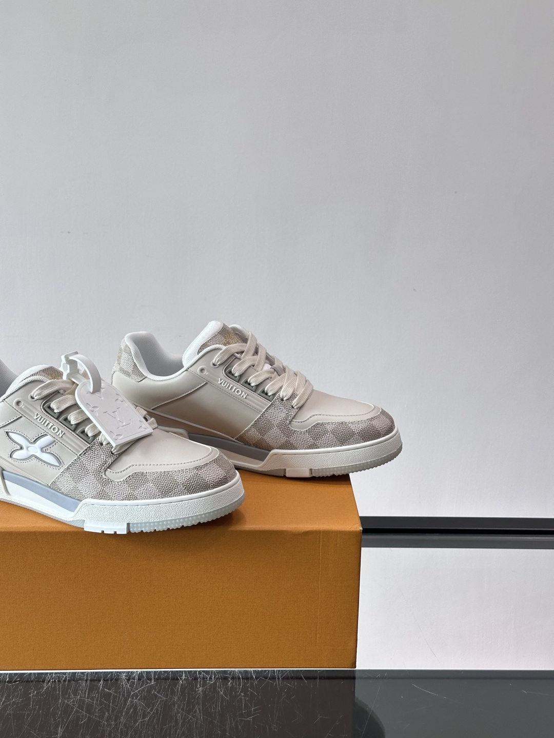 LV新款男士休闲鞋，牛皮材料透气又舒适！鞋面有经典LV标志，鞋底是TPU材质，耐磨抓地力强。多配色+棋盘