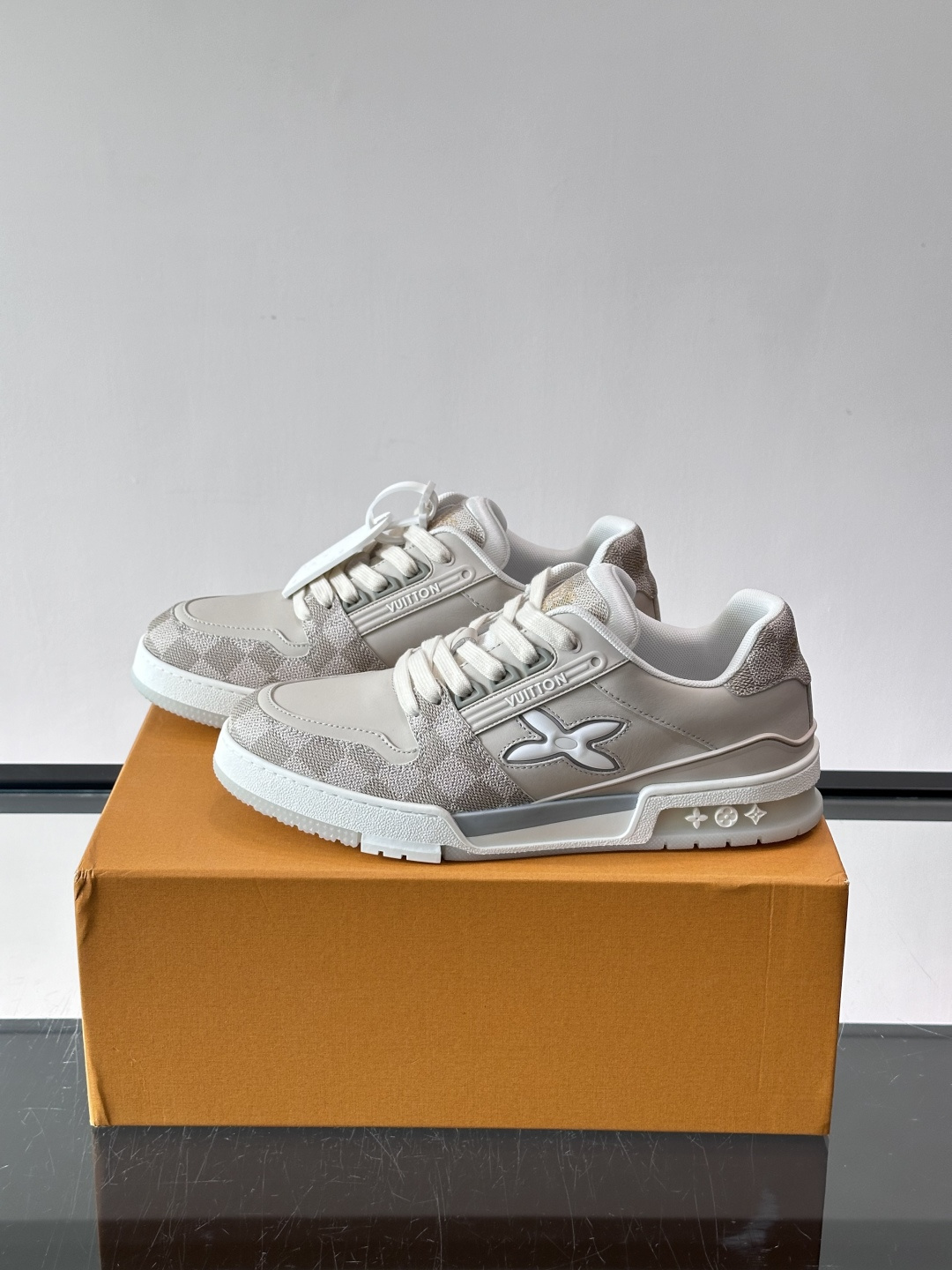 LV新款男士休闲鞋，牛皮材料透气又舒适！鞋面有经典LV标志，鞋底是TPU材质，耐磨抓地力强。多配色+棋盘