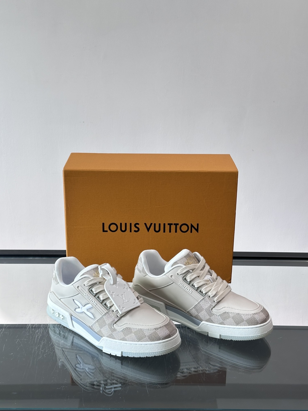 LV新款男士休闲鞋，牛皮材料透气又舒适！鞋面有经典LV标志，鞋底是TPU材质，耐磨抓地力强。多配色+棋盘