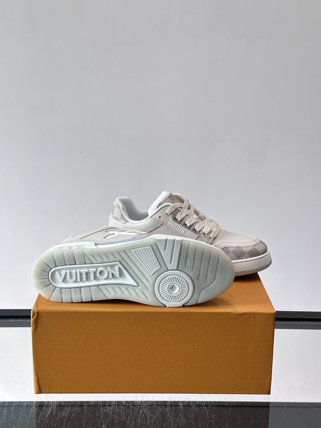 LV新款男士休闲鞋，牛皮材料透气又舒适！鞋面有经典LV标志，鞋底是TPU材质，耐磨抓地力强。多配色+棋盘