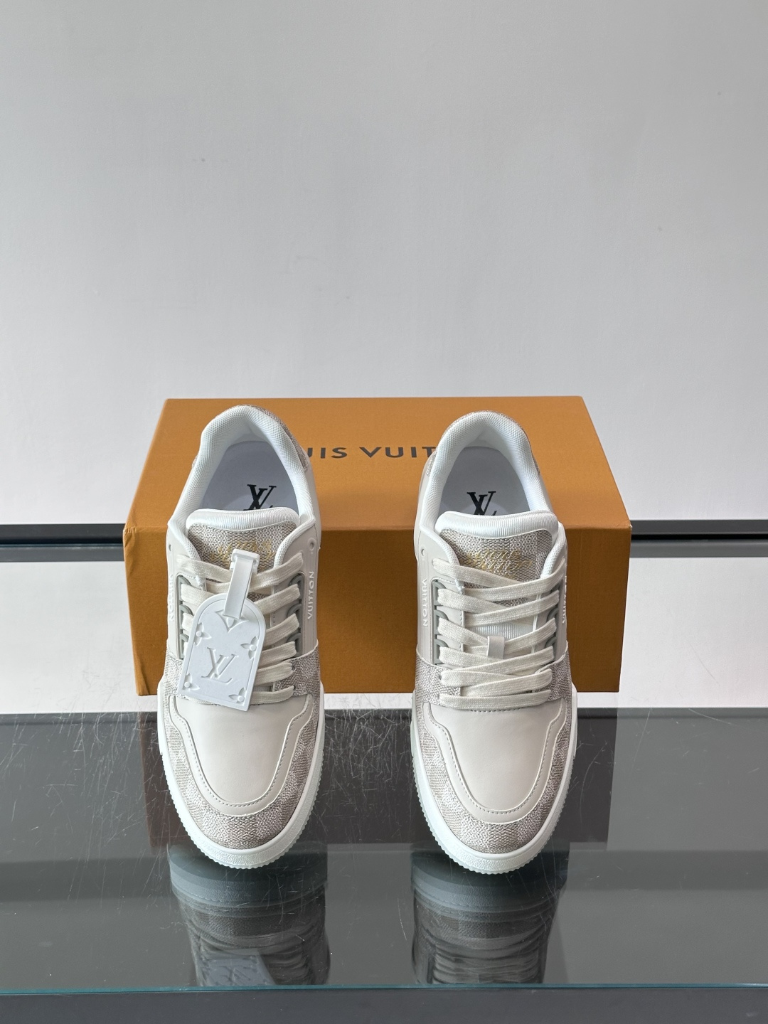 LV新款男士休闲鞋，牛皮材料透气又舒适！鞋面有经典LV标志，鞋底是TPU材质，耐磨抓地力强。多配色+棋盘