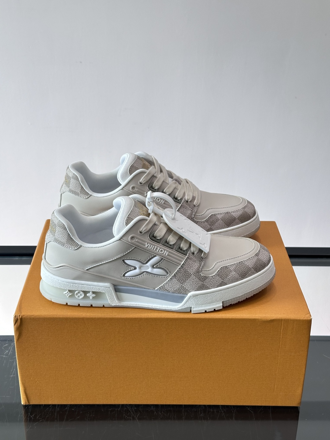 LV新款男士休闲鞋，牛皮材料透气又舒适！鞋面有经典LV标志，鞋底是TPU材质，耐磨抓地力强。多配色+棋盘