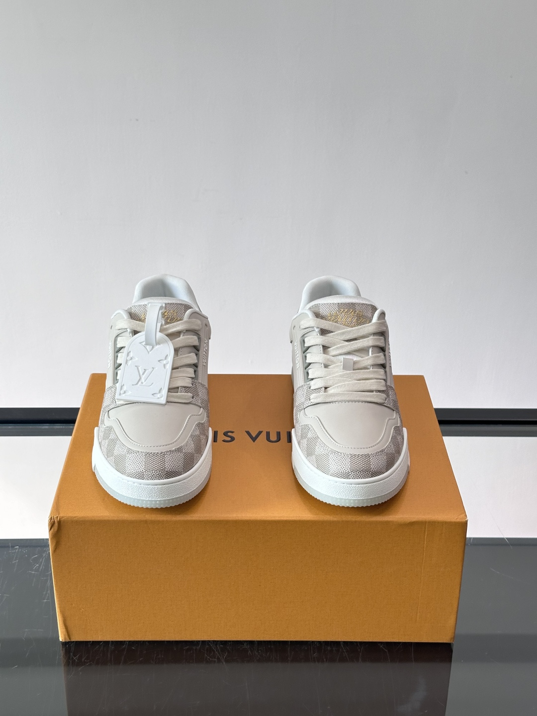 LV新款男士休闲鞋，牛皮材料透气又舒适！鞋面有经典LV标志，鞋底是TPU材质，耐磨抓地力强。多配色+棋盘