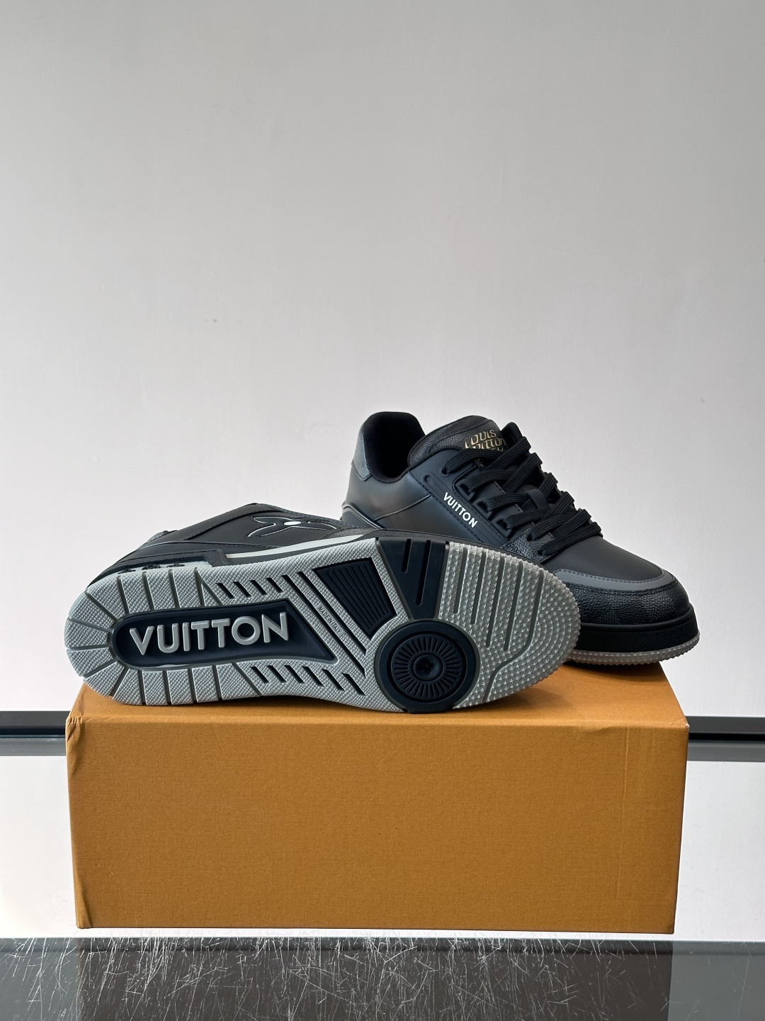 LV新款男士休闲鞋，牛皮材料透气又舒适！鞋面有经典LV标志，鞋底是TPU材质，耐磨抓地力强。多配色+棋盘