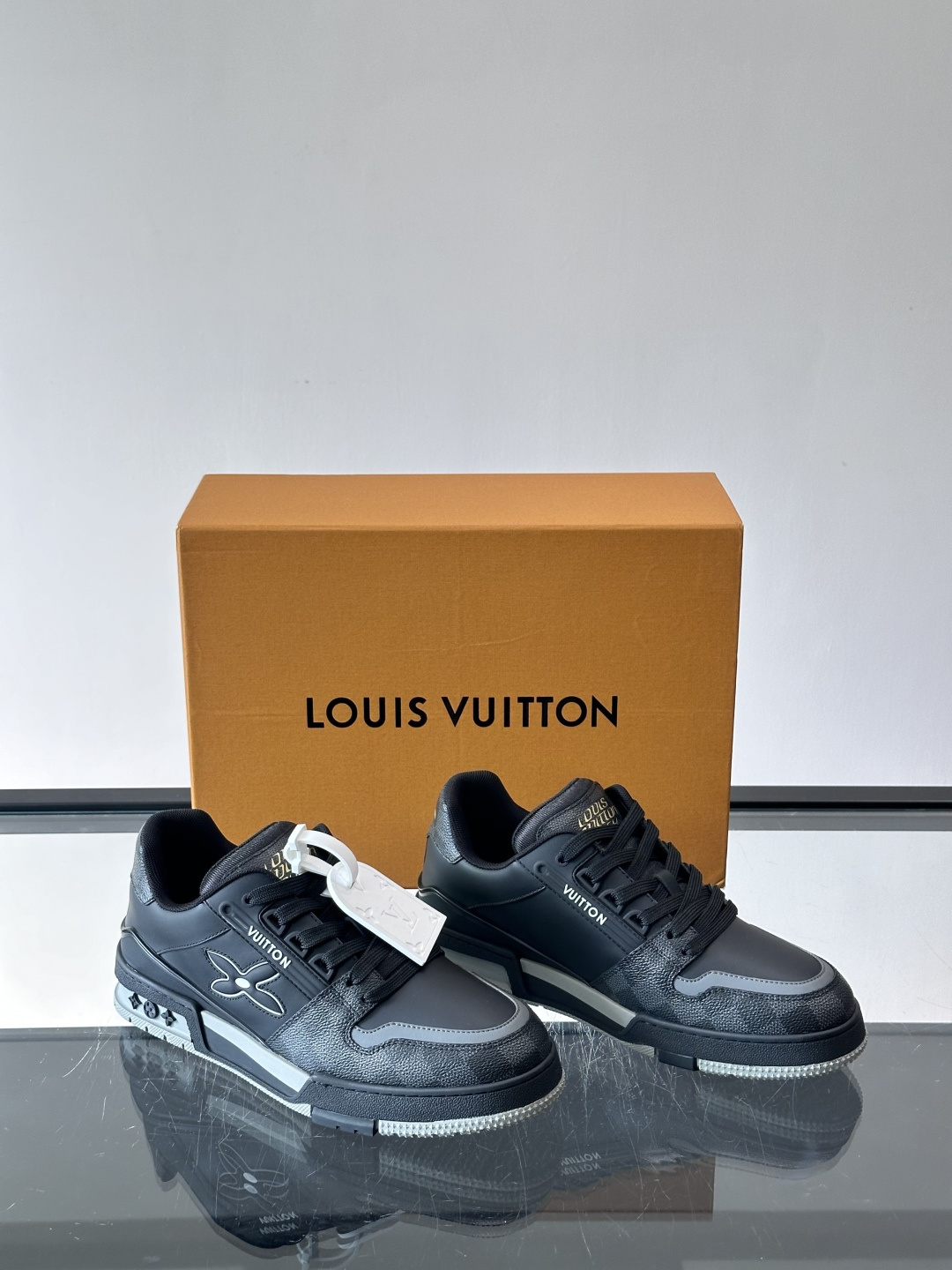 LV新款男士休闲鞋，牛皮材料透气又舒适！鞋面有经典LV标志，鞋底是TPU材质，耐磨抓地力强。多配色+棋盘