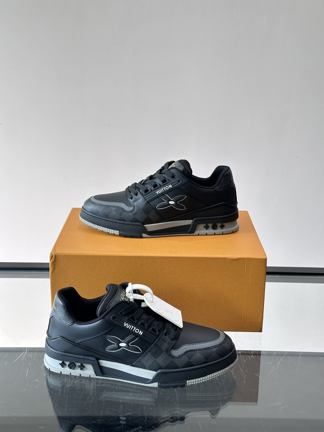 LV新款男士休闲鞋，牛皮材料透气又舒适！鞋面有经典LV标志，鞋底是TPU材质，耐磨抓地力强。多配色+棋盘