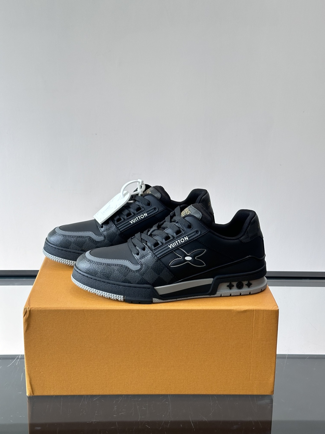 LV新款男士休闲鞋，牛皮材料透气又舒适！鞋面有经典LV标志，鞋底是TPU材质，耐磨抓地力强。多配色+棋盘