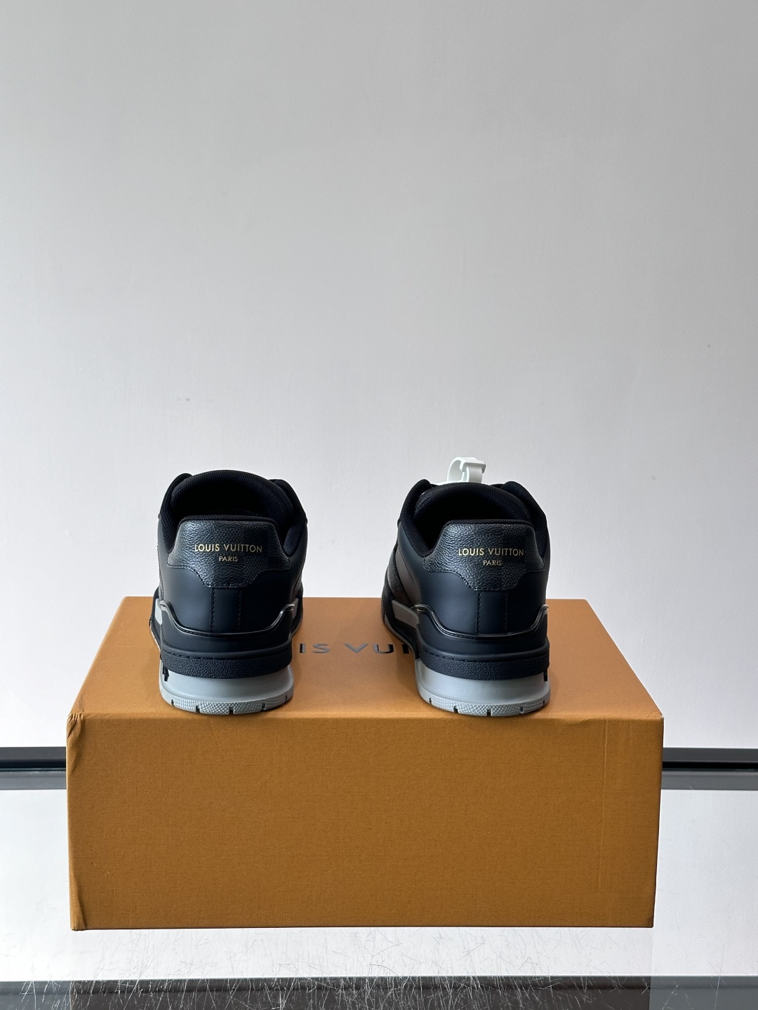 LV新款男士休闲鞋，牛皮材料透气又舒适！鞋面有经典LV标志，鞋底是TPU材质，耐磨抓地力强。多配色+棋盘