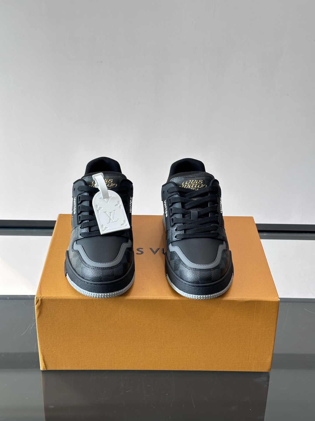 LV新款男士休闲鞋，牛皮材料透气又舒适！鞋面有经典LV标志，鞋底是TPU材质，耐磨抓地力强。多配色+棋盘