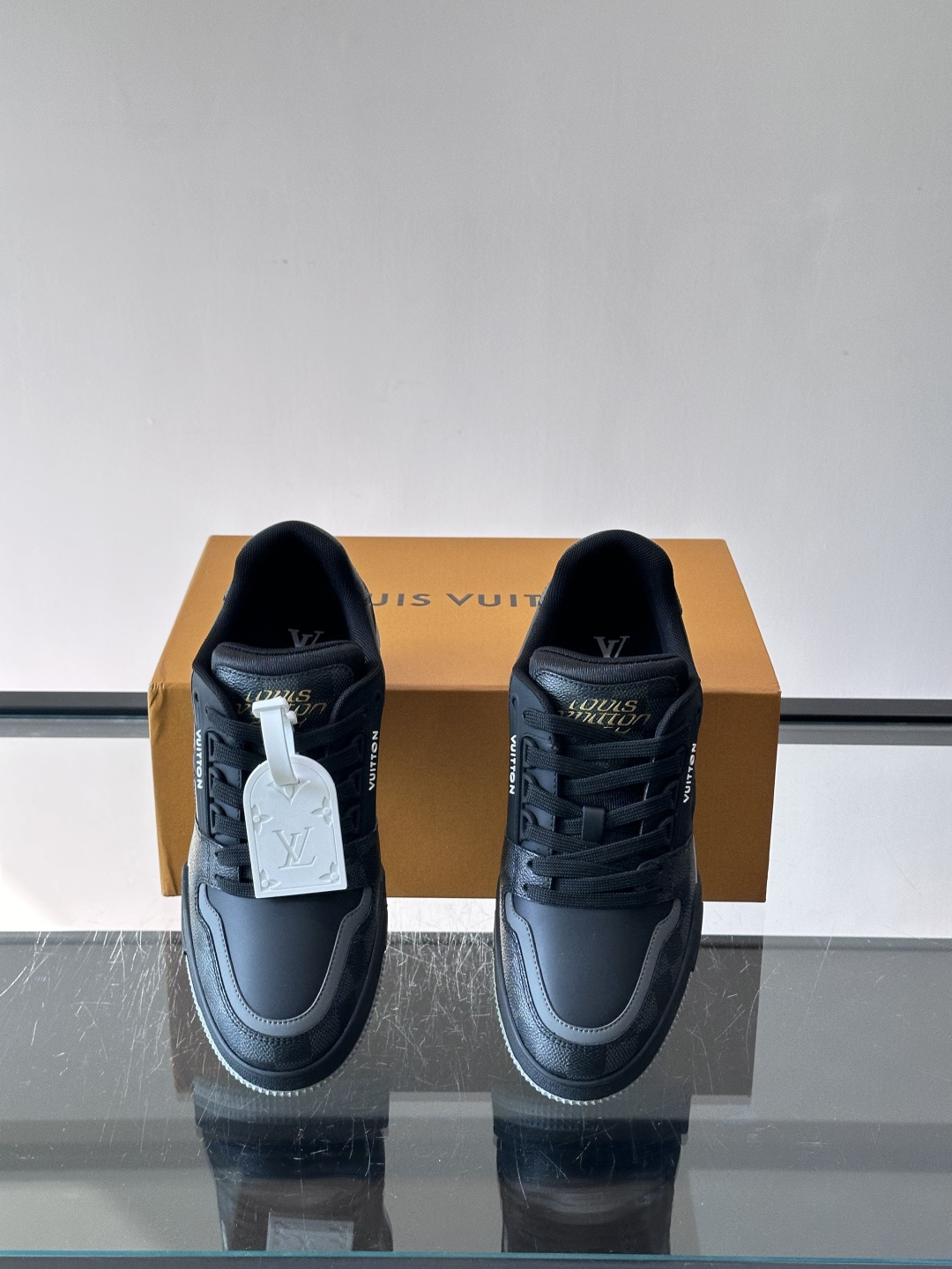LV新款男士休闲鞋，牛皮材料透气又舒适！鞋面有经典LV标志，鞋底是TPU材质，耐磨抓地力强。多配色+棋盘