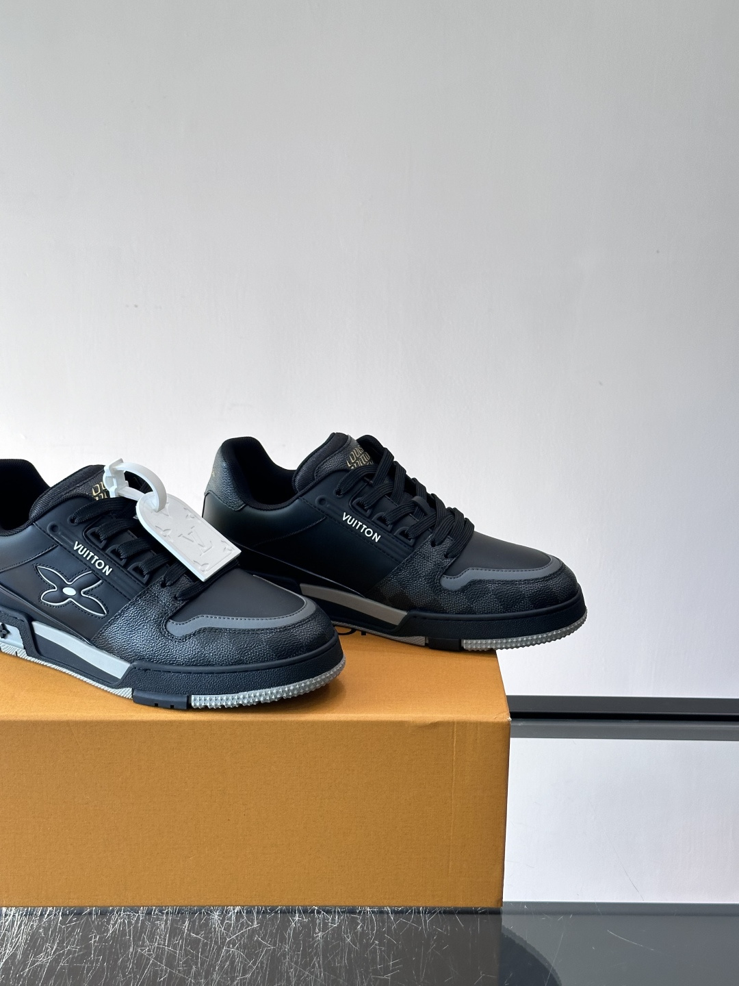 LV新款男士休闲鞋，牛皮材料透气又舒适！鞋面有经典LV标志，鞋底是TPU材质，耐磨抓地力强。多配色+棋盘