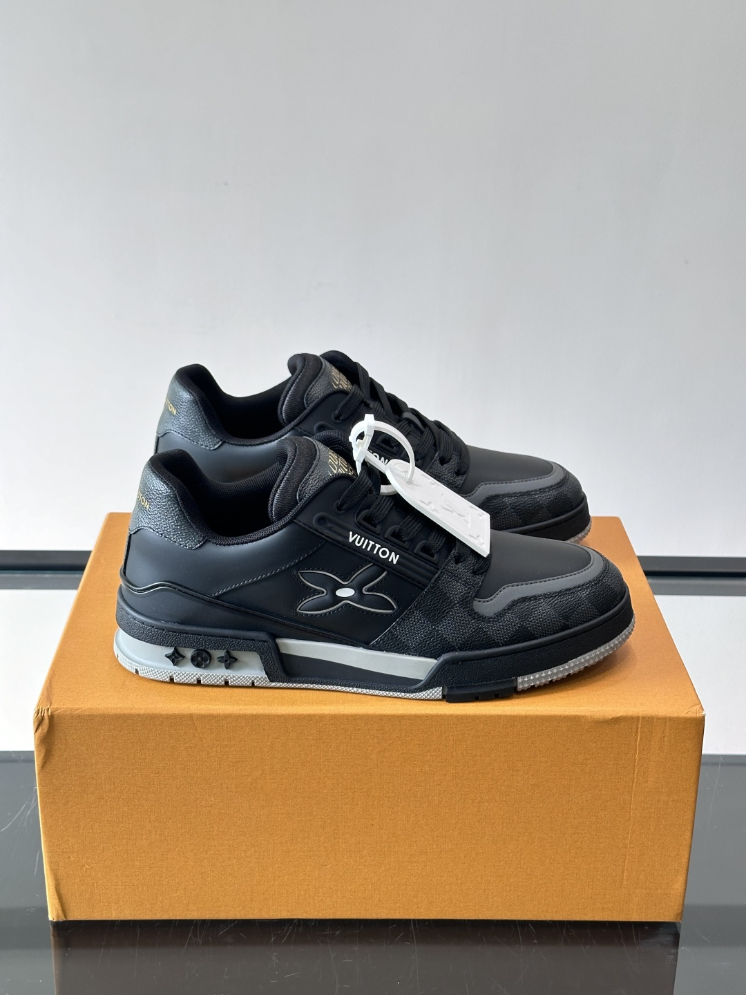 LV新款男士休闲鞋，牛皮材料透气又舒适！鞋面有经典LV标志，鞋底是TPU材质，耐磨抓地力强。多配色+棋盘