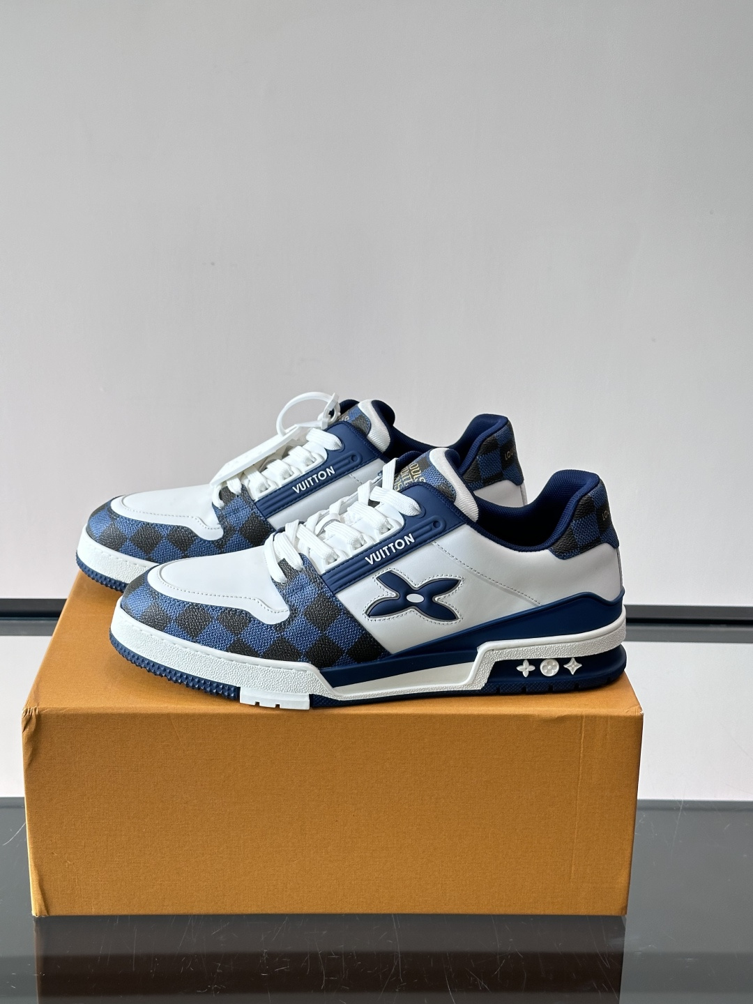 LV新款男士休闲鞋，牛皮材料透气又舒适！鞋面有经典LV标志，鞋底是TPU材质，耐磨抓地力强。多配色+棋盘