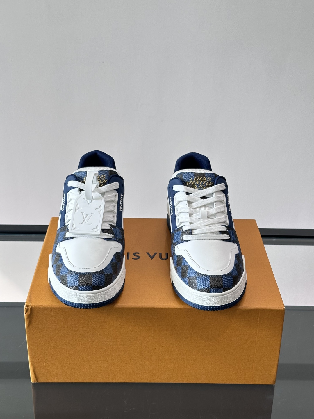 LV新款男士休闲鞋，牛皮材料透气又舒适！鞋面有经典LV标志，鞋底是TPU材质，耐磨抓地力强。多配色+棋盘