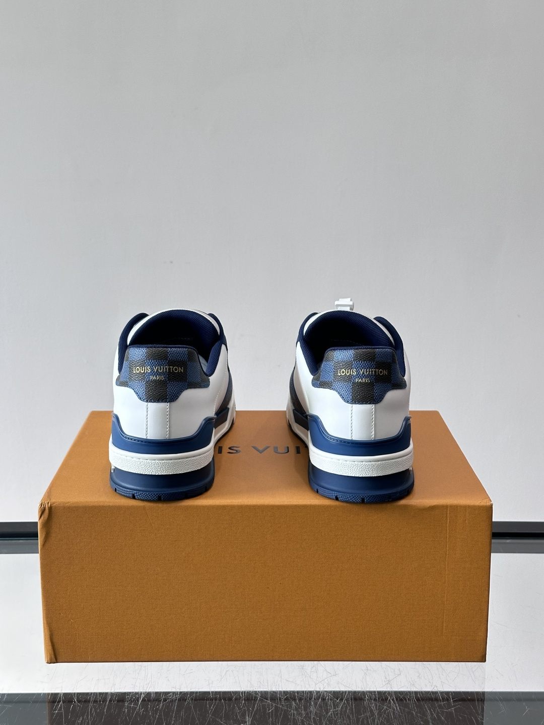 LV新款男士休闲鞋，牛皮材料透气又舒适！鞋面有经典LV标志，鞋底是TPU材质，耐磨抓地力强。多配色+棋盘