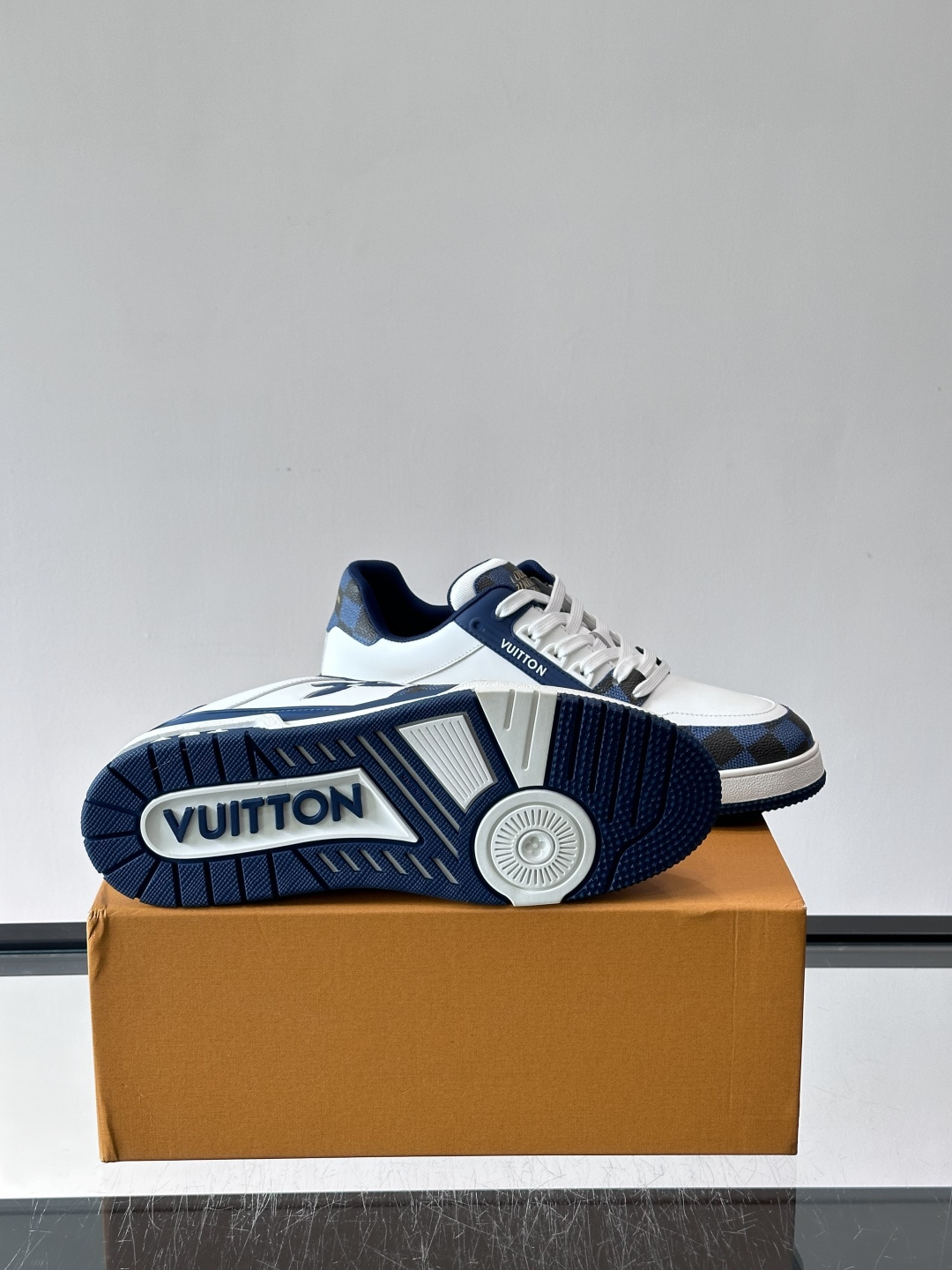 LV新款男士休闲鞋，牛皮材料透气又舒适！鞋面有经典LV标志，鞋底是TPU材质，耐磨抓地力强。多配色+棋盘