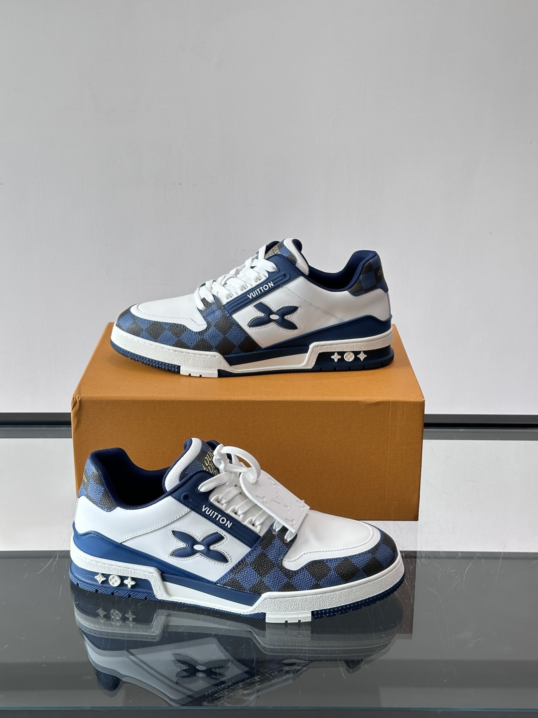 LV新款男士休闲鞋，牛皮材料透气又舒适！鞋面有经典LV标志，鞋底是TPU材质，耐磨抓地力强。多配色+棋盘