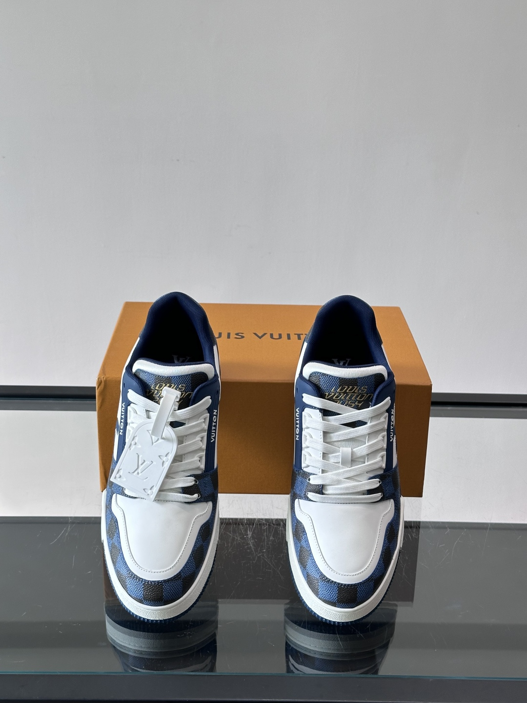 LV新款男士休闲鞋，牛皮材料透气又舒适！鞋面有经典LV标志，鞋底是TPU材质，耐磨抓地力强。多配色+棋盘