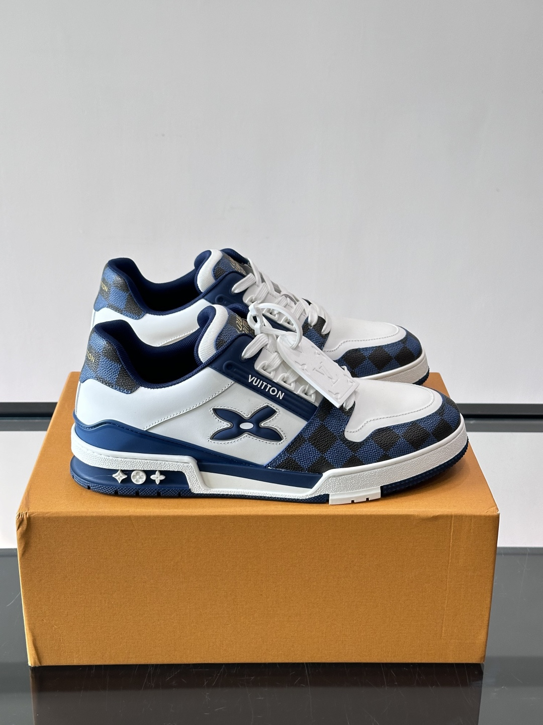 LV新款男士休闲鞋，牛皮材料透气又舒适！鞋面有经典LV标志，鞋底是TPU材质，耐磨抓地力强。多配色+棋盘