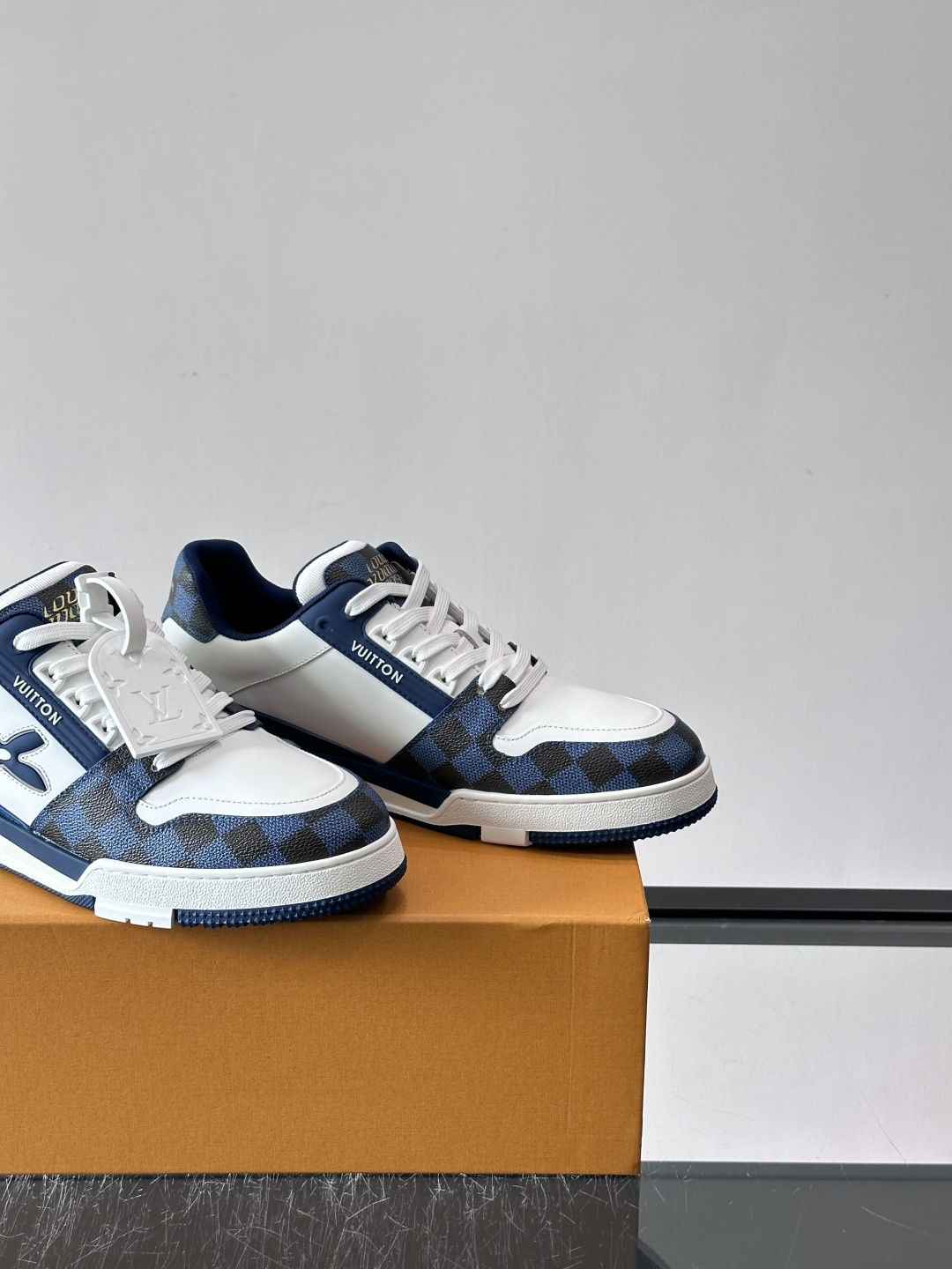 LV新款男士休闲鞋，牛皮材料透气又舒适！鞋面有经典LV标志，鞋底是TPU材质，耐磨抓地力强。多配色+棋盘