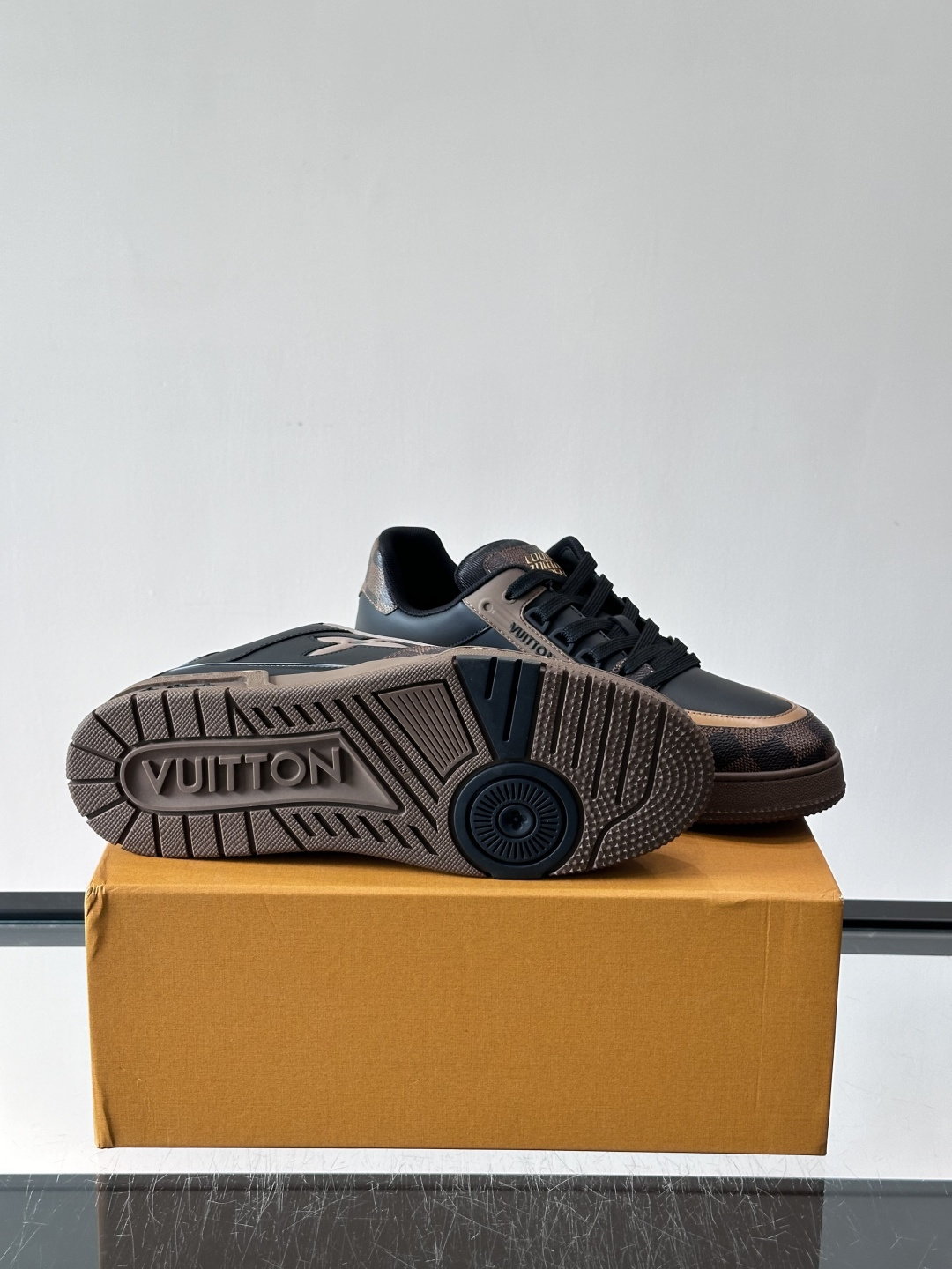 LV新款男士休闲鞋，牛皮材料透气又舒适！鞋面有经典LV标志，鞋底是TPU材质，耐磨抓地力强。多配色+棋盘