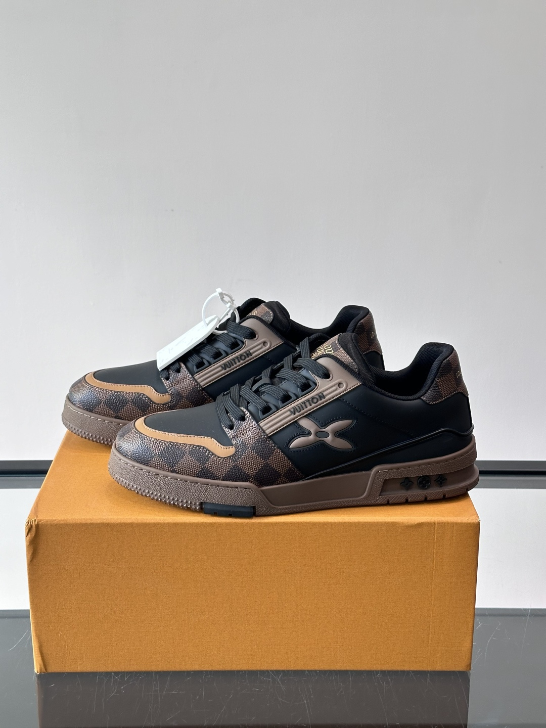 LV新款男士休闲鞋，牛皮材料透气又舒适！鞋面有经典LV标志，鞋底是TPU材质，耐磨抓地力强。多配色+棋盘