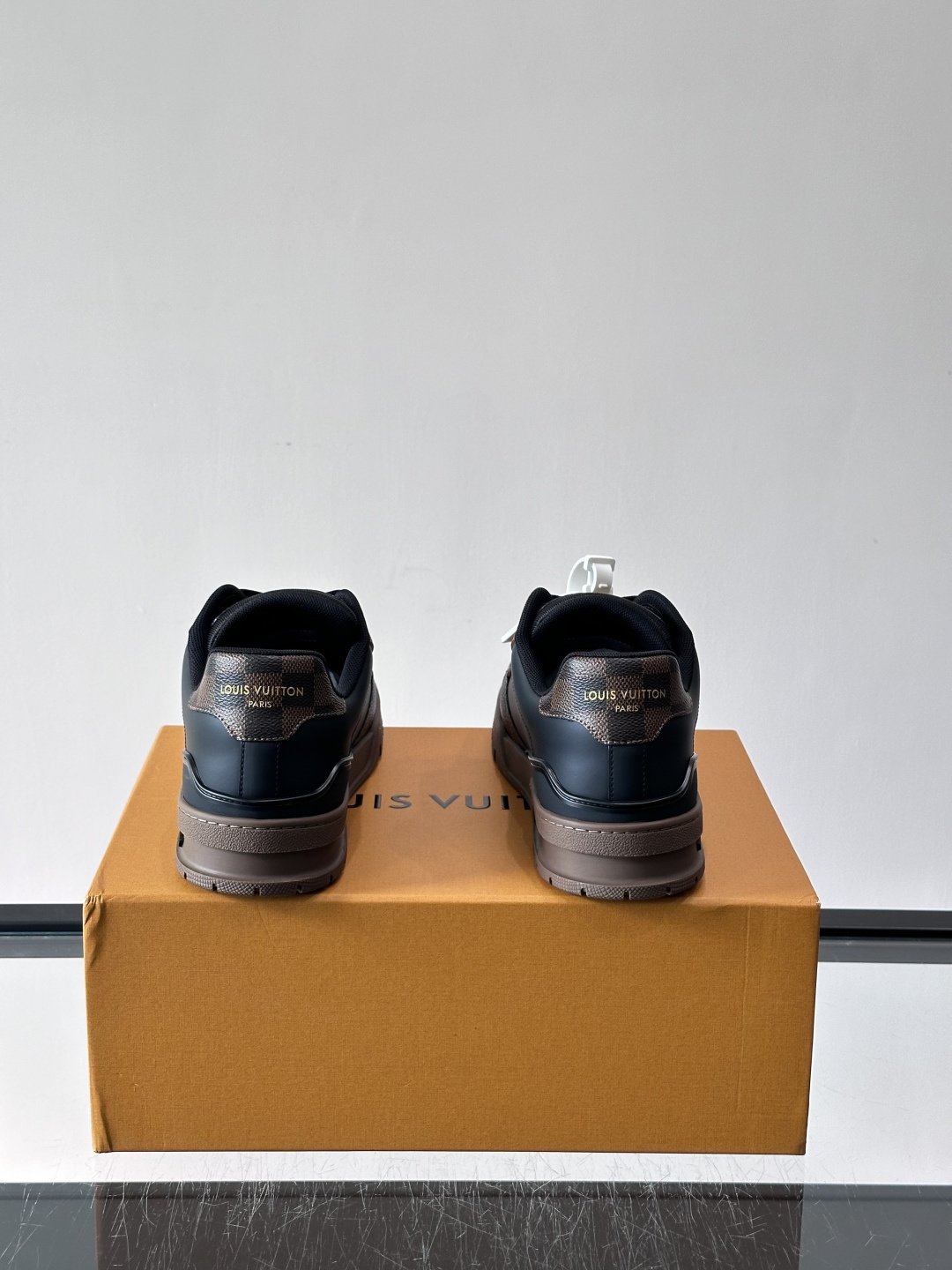 LV新款男士休闲鞋，牛皮材料透气又舒适！鞋面有经典LV标志，鞋底是TPU材质，耐磨抓地力强。多配色+棋盘